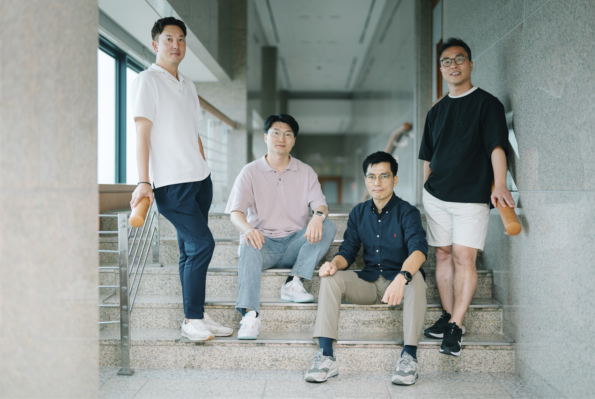 복도 계단에 모여있는 연구원들의 모습