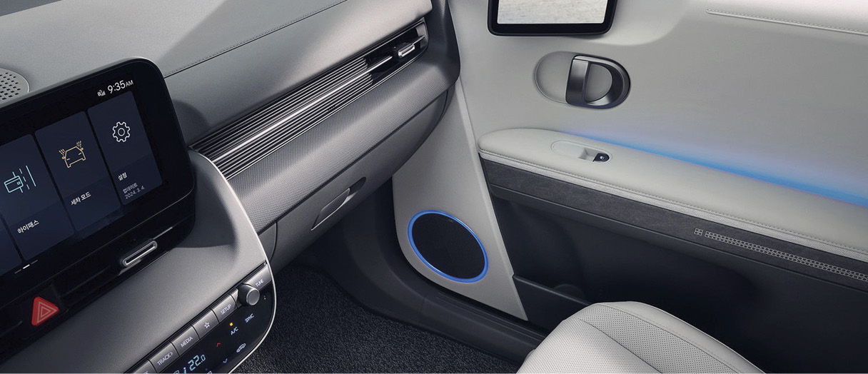 조수석 쪽의 전면과 측면부의 모습