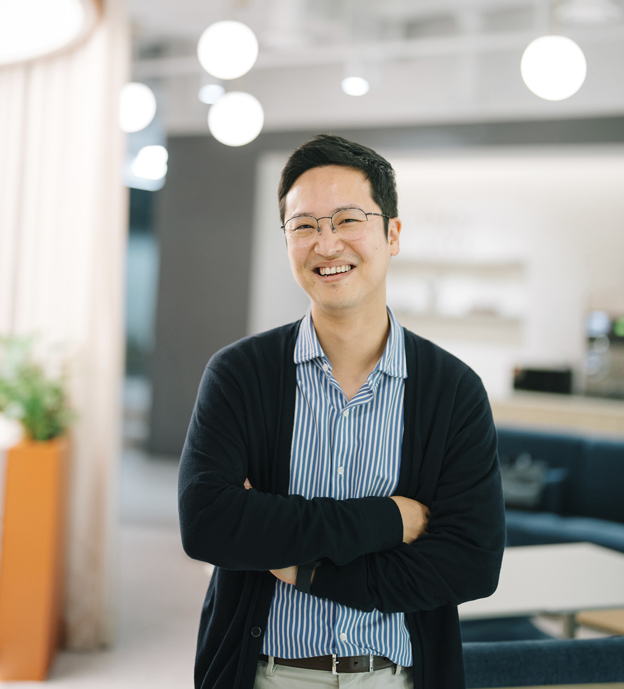 팔짱을 끼고 웃고 있는 수소사업추진팀 책임매니저의 모습