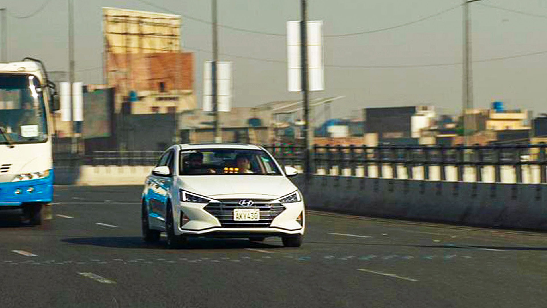 나노 쿨링 필름 적용 차량이 파키스탄 시내를 달리고 있는 모습.