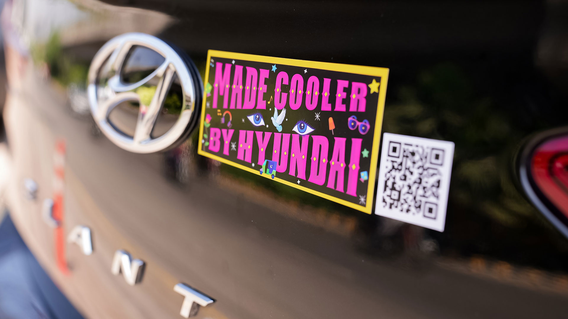 나노 쿨링 필름이 적용된 차량에 캠페인 스티커가 부착된 모습.