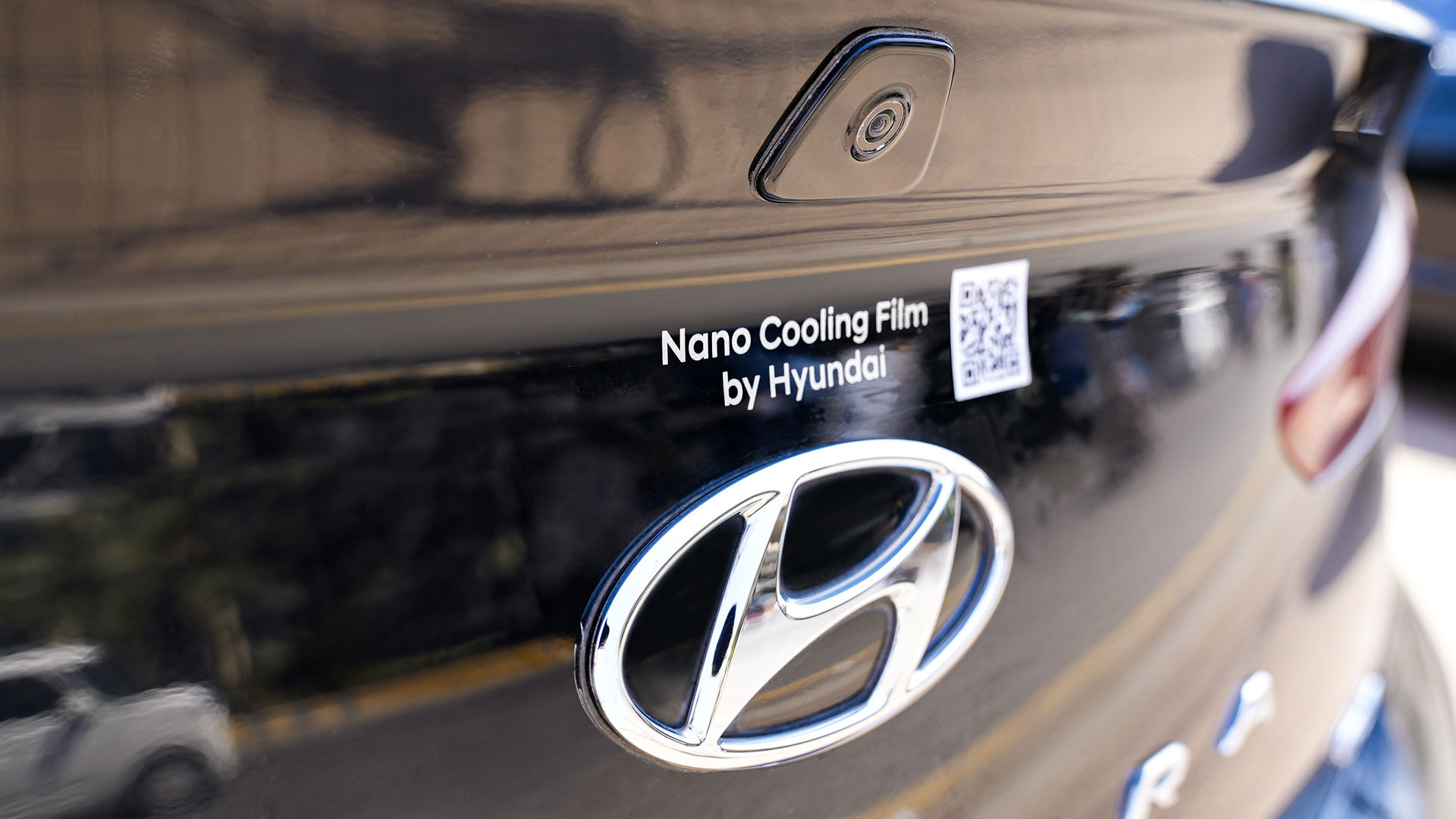 나노 쿨링 필름이 적용된 차량에 캠페인 스티커가 부착된 모습.