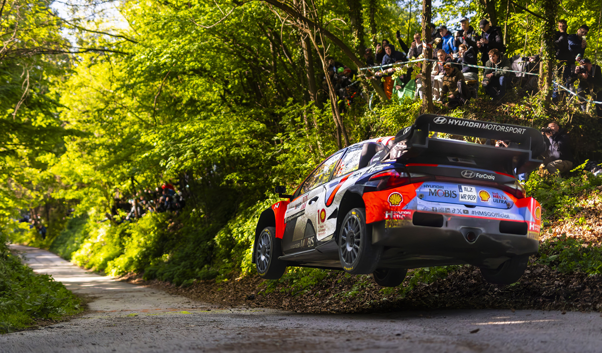 주행 중인 랠리 1 머신