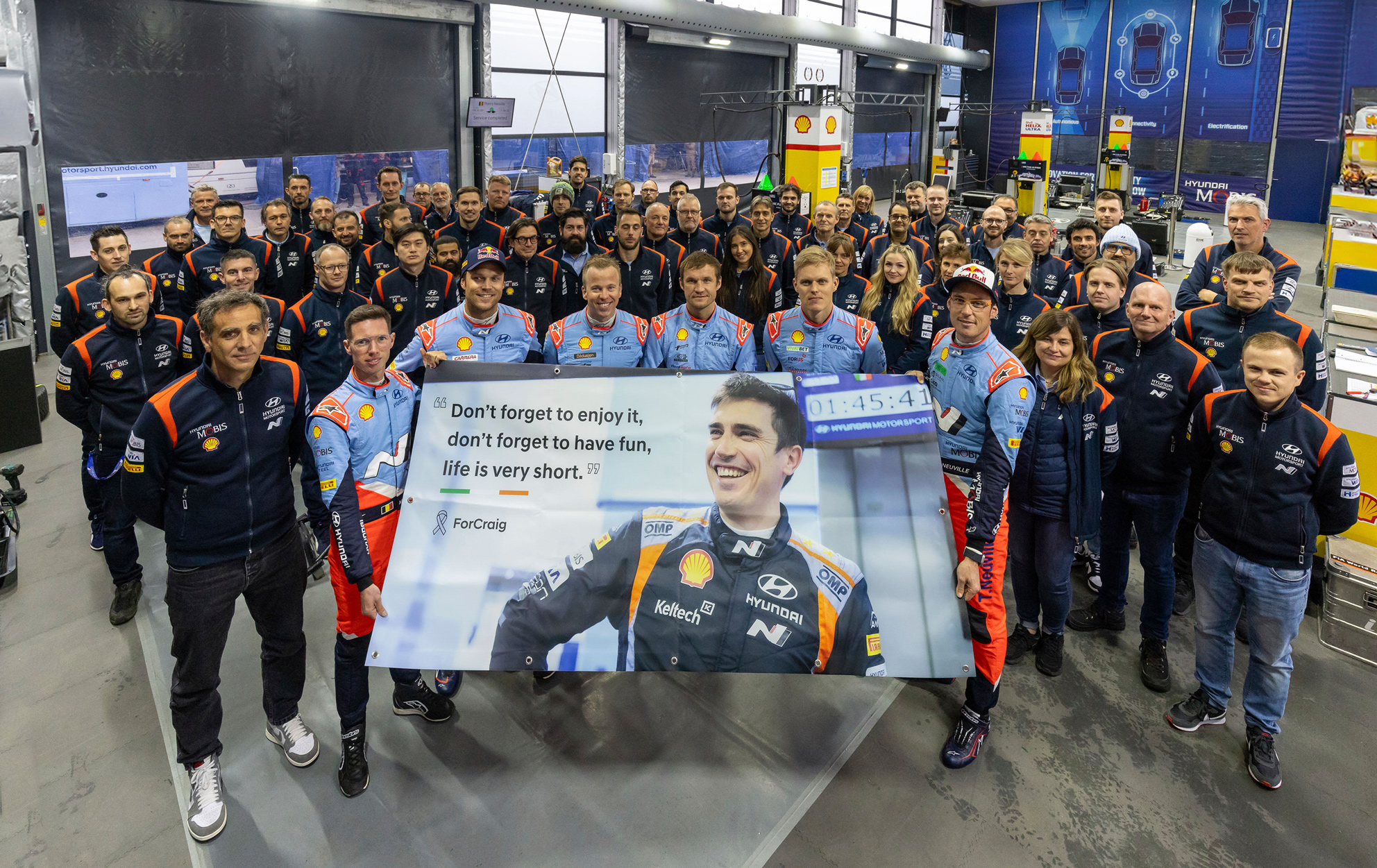 크레이그 브린의 사진을 들고 있는 현대팀 선수들