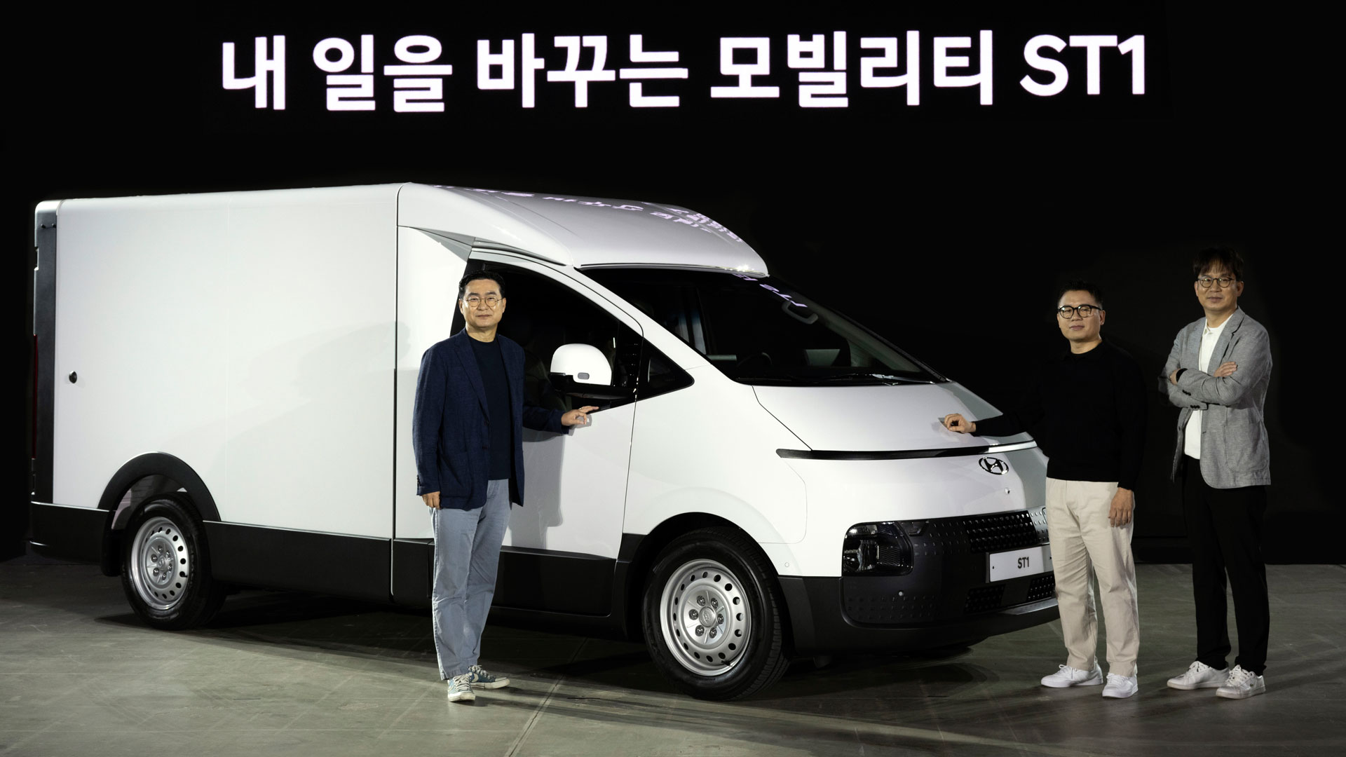 ST1 미디어 발표회에서 (왼쪽부터)현대자동차 국내사업본부장 정유석 부사장, 현대자동차 PBV사업실 민상기 실장, 현대자동차 PBV 디벨롭먼트실 오세훈 상무가 기념 촬영을 하고 있는 모습