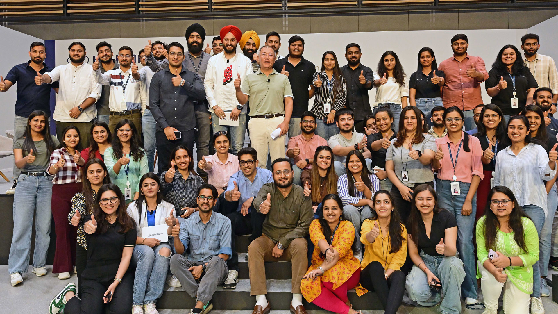 현대자동차그룹 정의선 회장과 경영진들이 현대자동차 인도권역본부 타운홀미팅을 마친 후 직원들과 함께 기념촬영을 하고 있다.