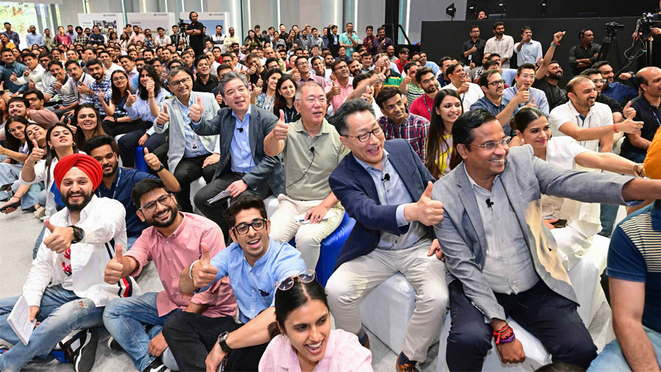 현대자동차그룹 정의선 회장과 경영진들이 현대자동차 인도권역본부 타운홀미팅을 마친 후 직원들과 함께 기념촬영을 하고 있다.