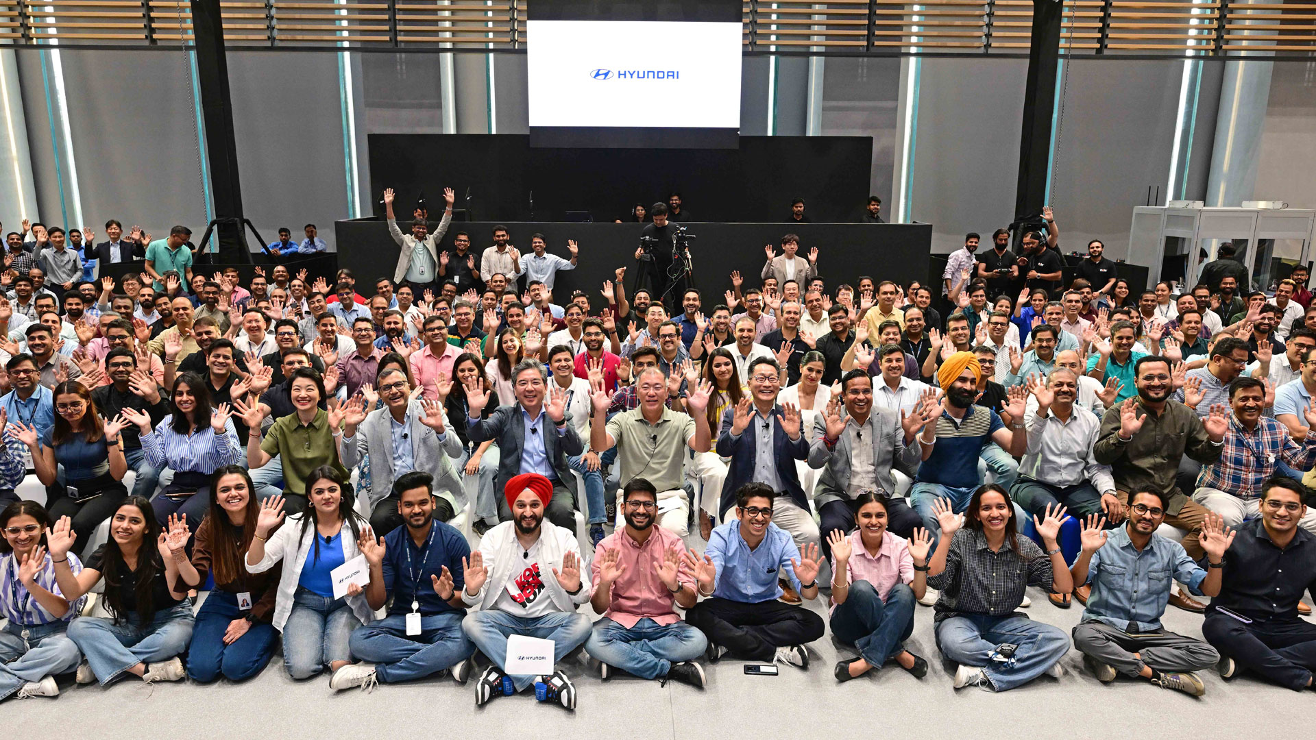 현대자동차그룹 정의선 회장과 경영진들이 현대자동차 인도권역본부 타운홀미팅을 마친 후 직원들과 함께 기념촬영을 하고 있다.