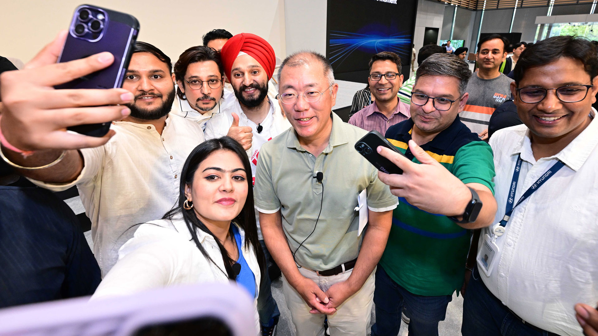 현대자동차 인도권역본부 델리 신사옥에서 열린 타운홀미팅이 끝난 후 인도권역 현지 직원들의 ‘셀피’ 요청을 받고 촬영하고 있는 정의선 회장