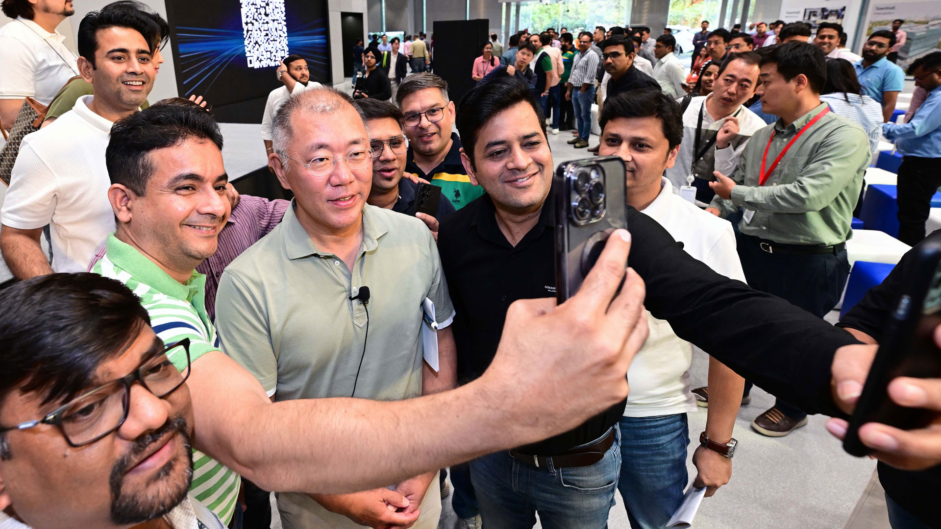 현대자동차 인도권역본부 델리 신사옥에서 열린 타운홀미팅이 끝난 후 인도권역 현지 직원들의 ‘셀피’ 요청을 받고 촬영하고 있는 정의선 회장