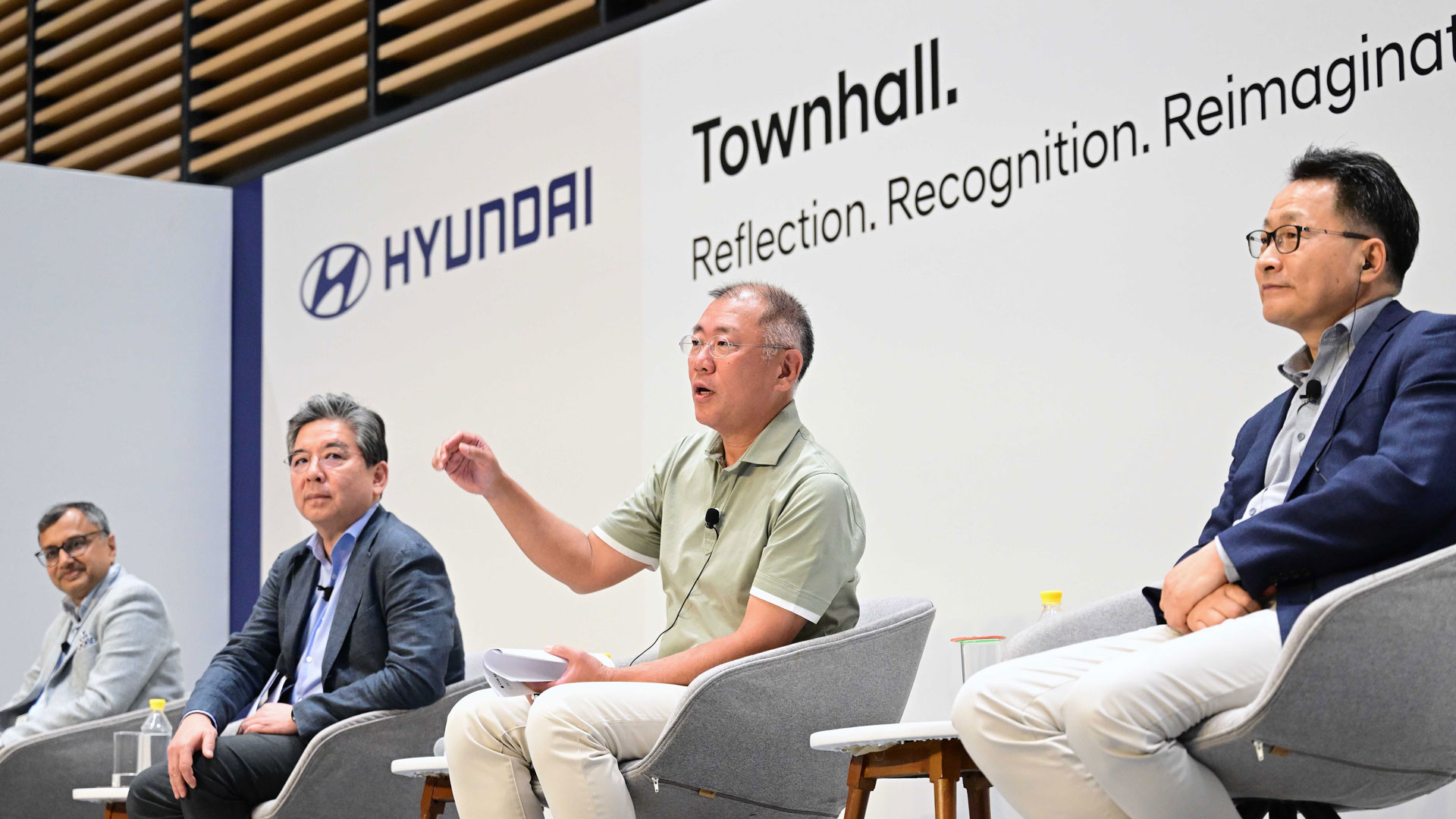 현대자동차 인도권역본부 델리 신사옥에서 열린 타운홀미팅에서 인도권역 현지 직원들의 질문에 답하고 있는 정의선 회장