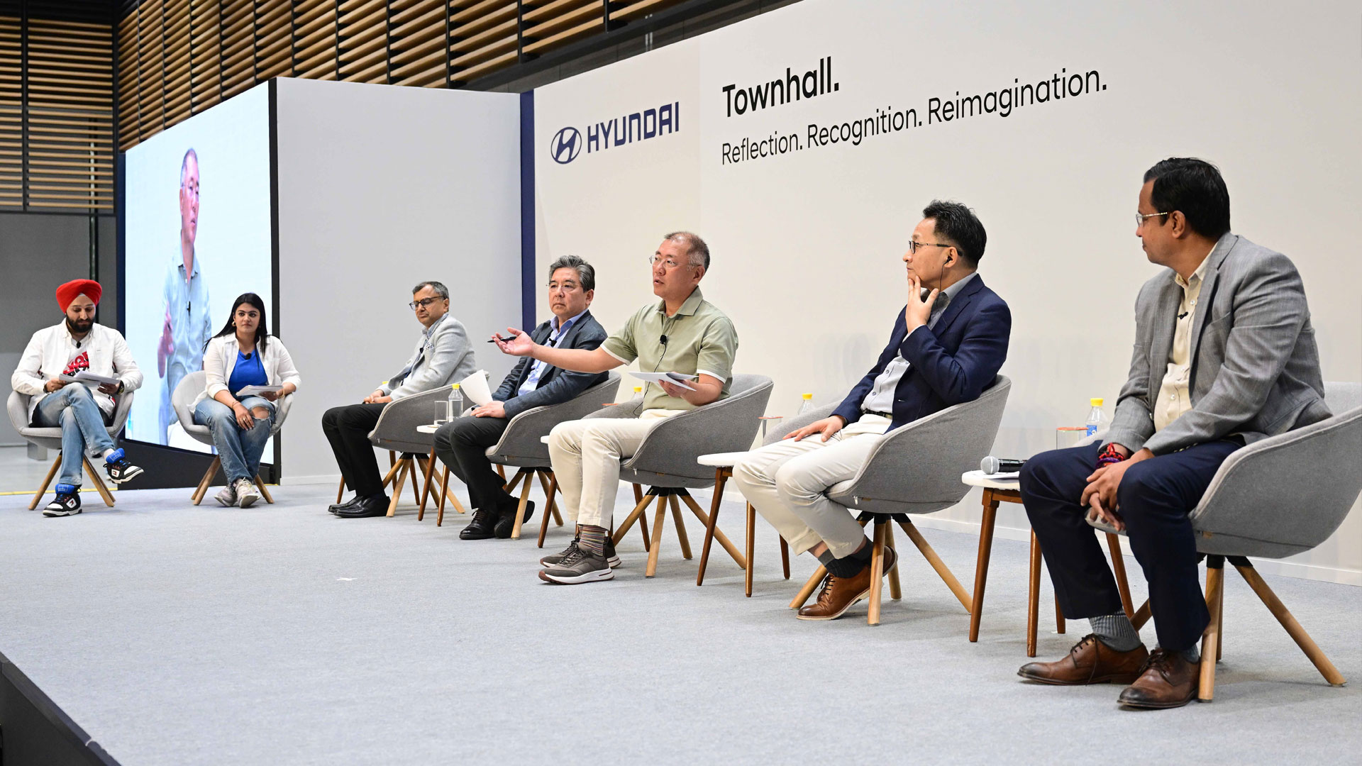 현대자동차 인도권역본부 델리 신사옥에서 열린 타운홀미팅에서 인도권역 현지 직원들의 질문에 답하고 있는 정의선 회장