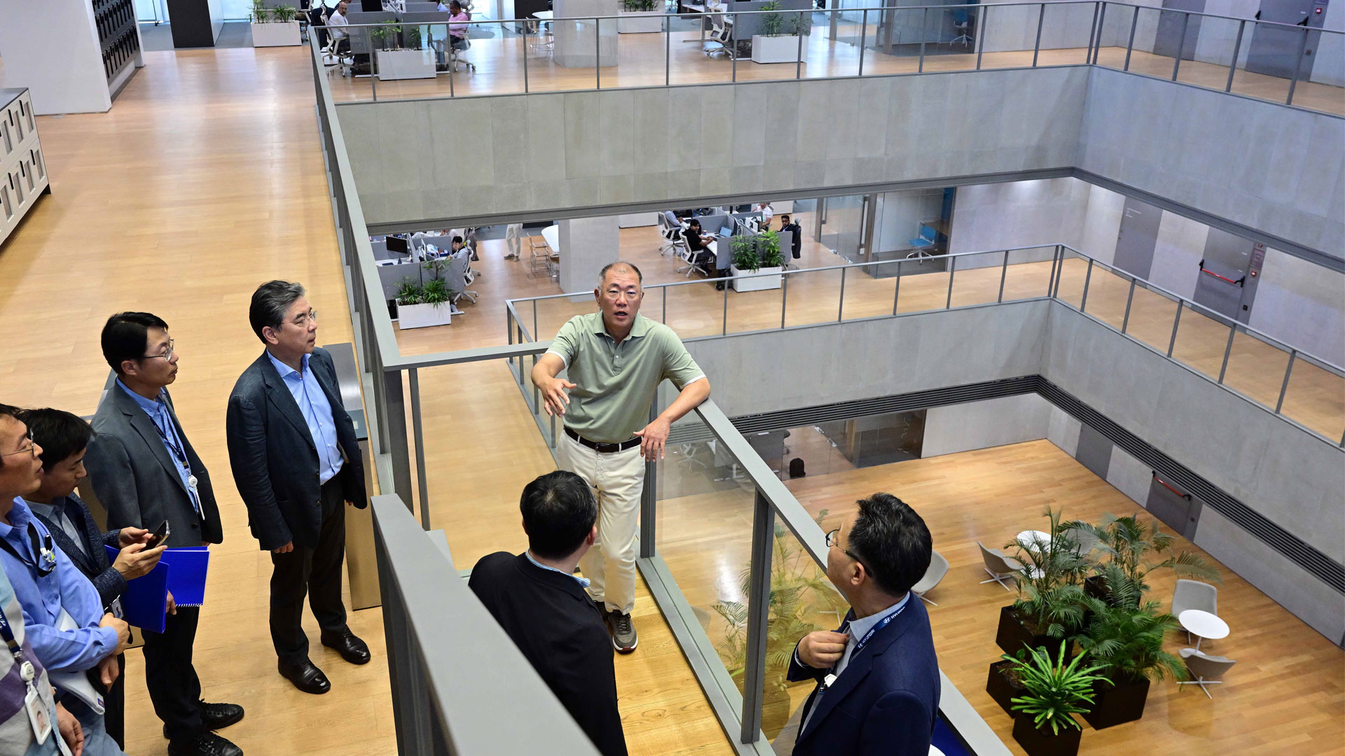 올해 초 완공된 현대자동차 인도권역본부 델리 신사옥을 둘러보는 정의선 회장