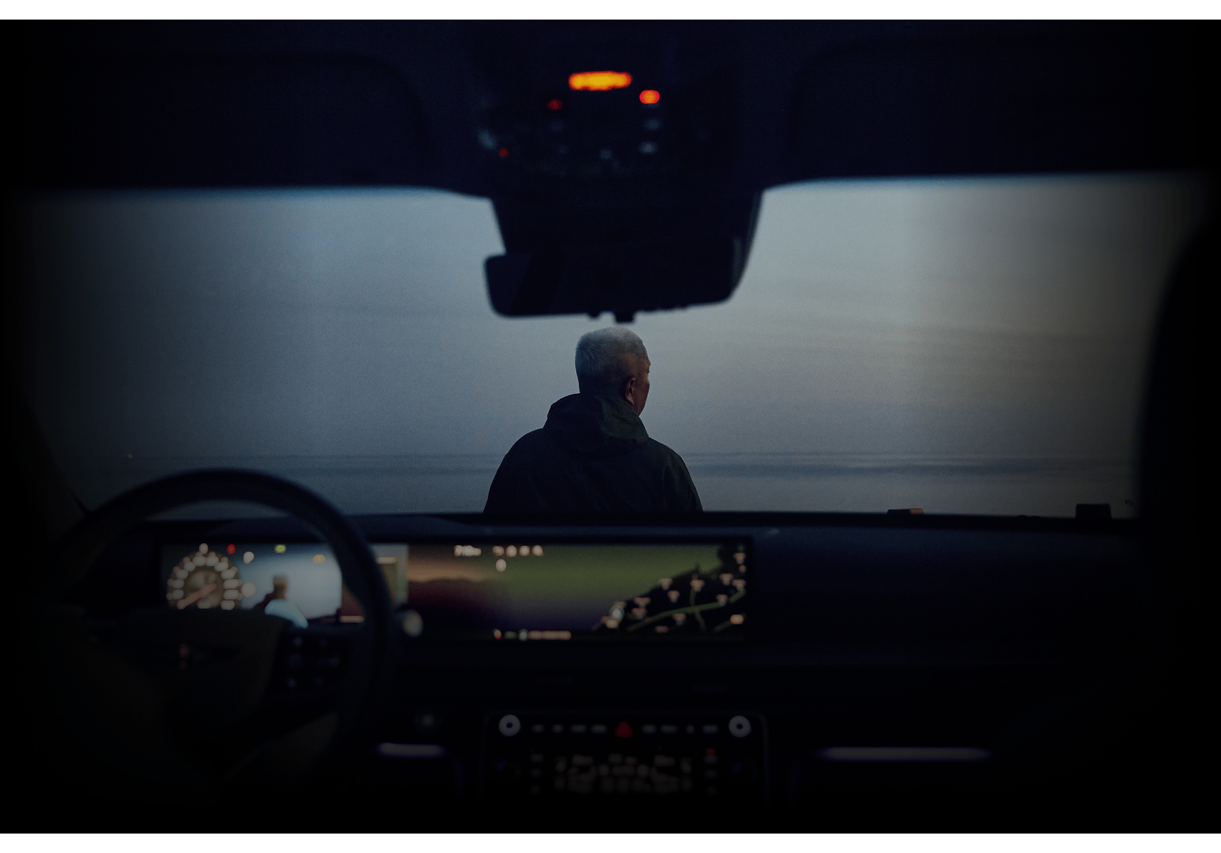 GV80의 실내 공간과 최민석 작가의 모습