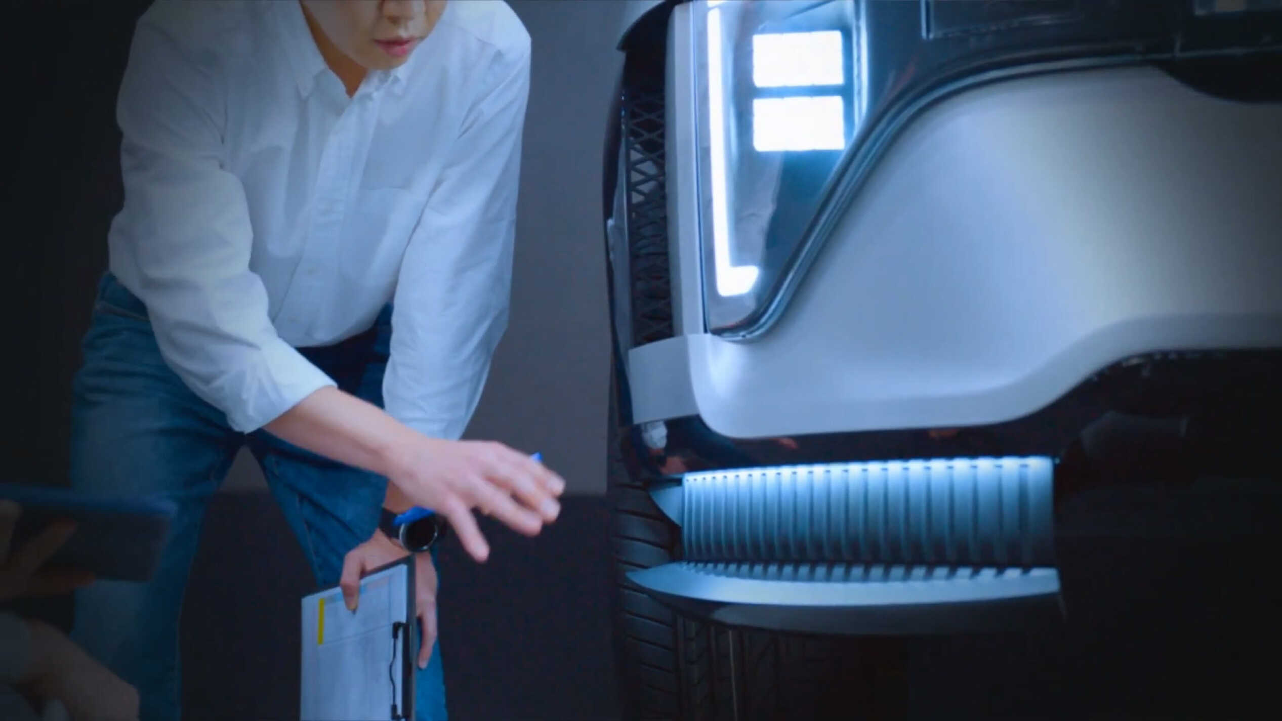 프론트 페이스 통합 모듈의 액티브 에어 스커트에 대하여 설명하는 연구원