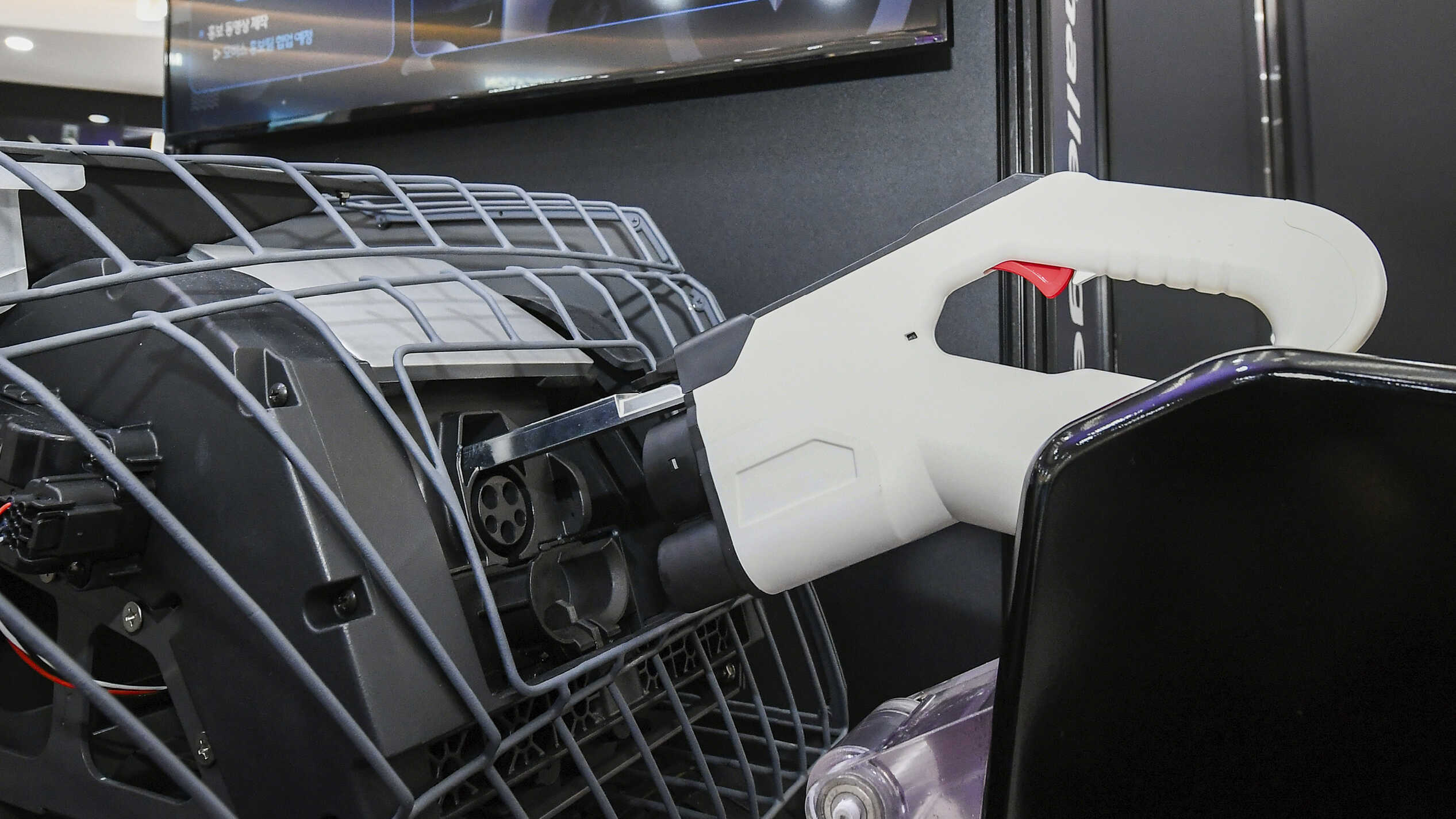 반자동 충전 시스템으로 충전하는 모습