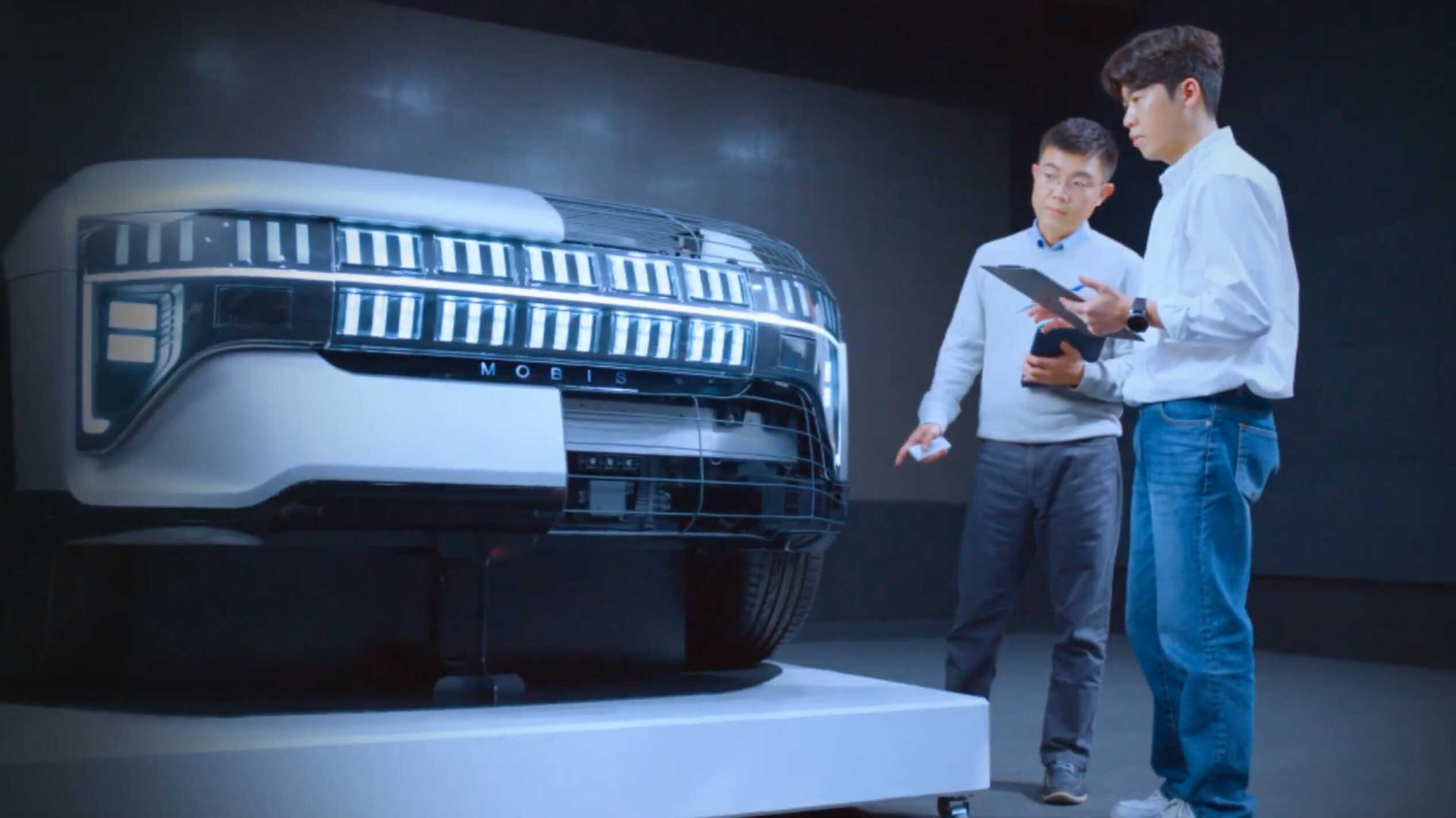 프론트 페이스 통합 모듈을 살펴보고 있는 연구원들