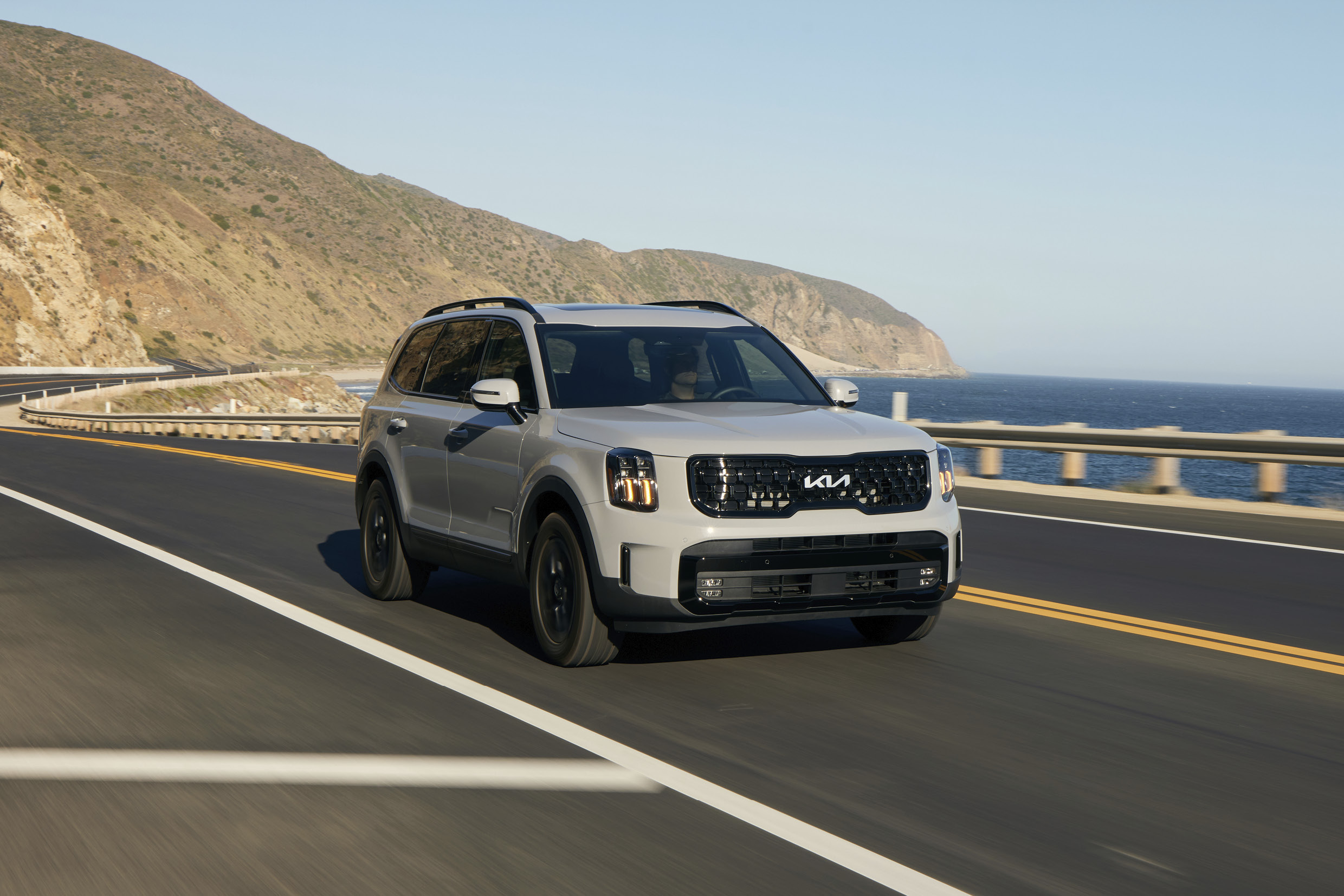 해안가 도로를 주행하는 텔루라이드 전측면 모습