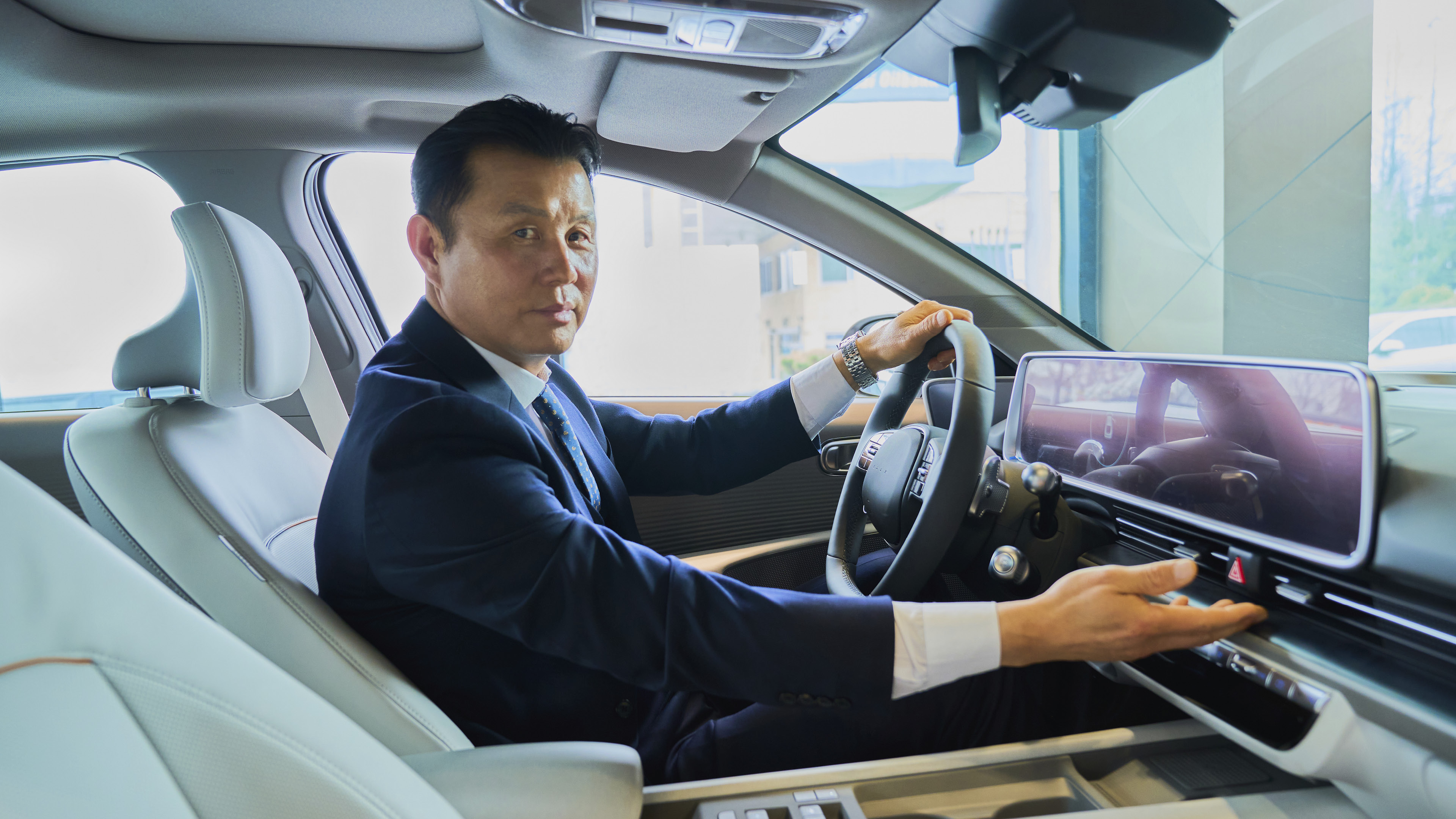 아이오닉 6에 앉아 포즈를 취하고 있는 권태일 카마스터