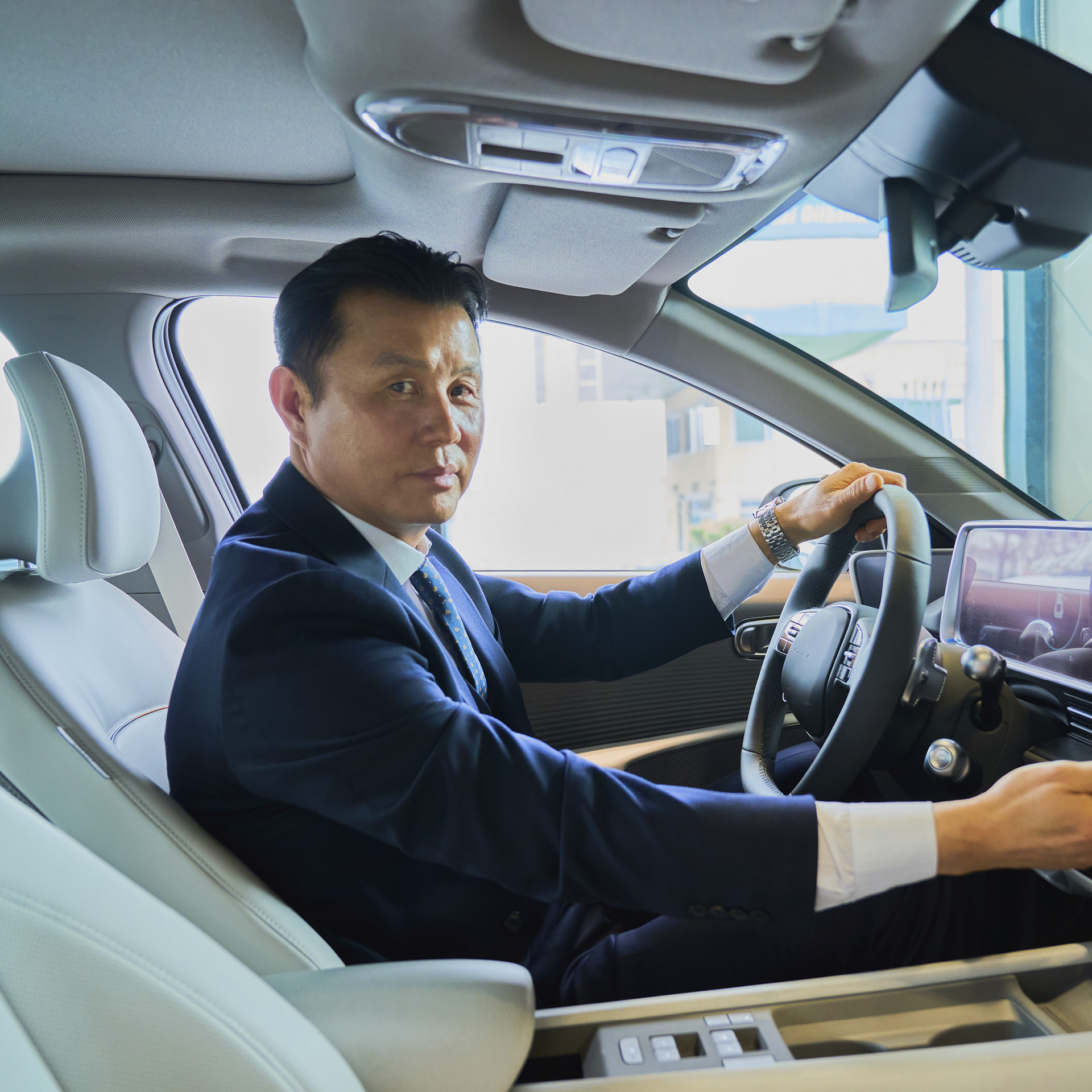 아이오닉 6에 앉아 포즈를 취하고 있는 권태일 카마스터