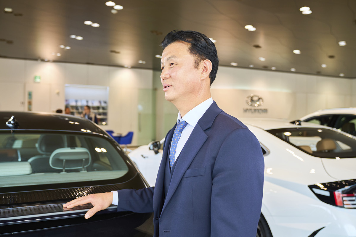 이야기를 나누고 있는 권태일 카마스터