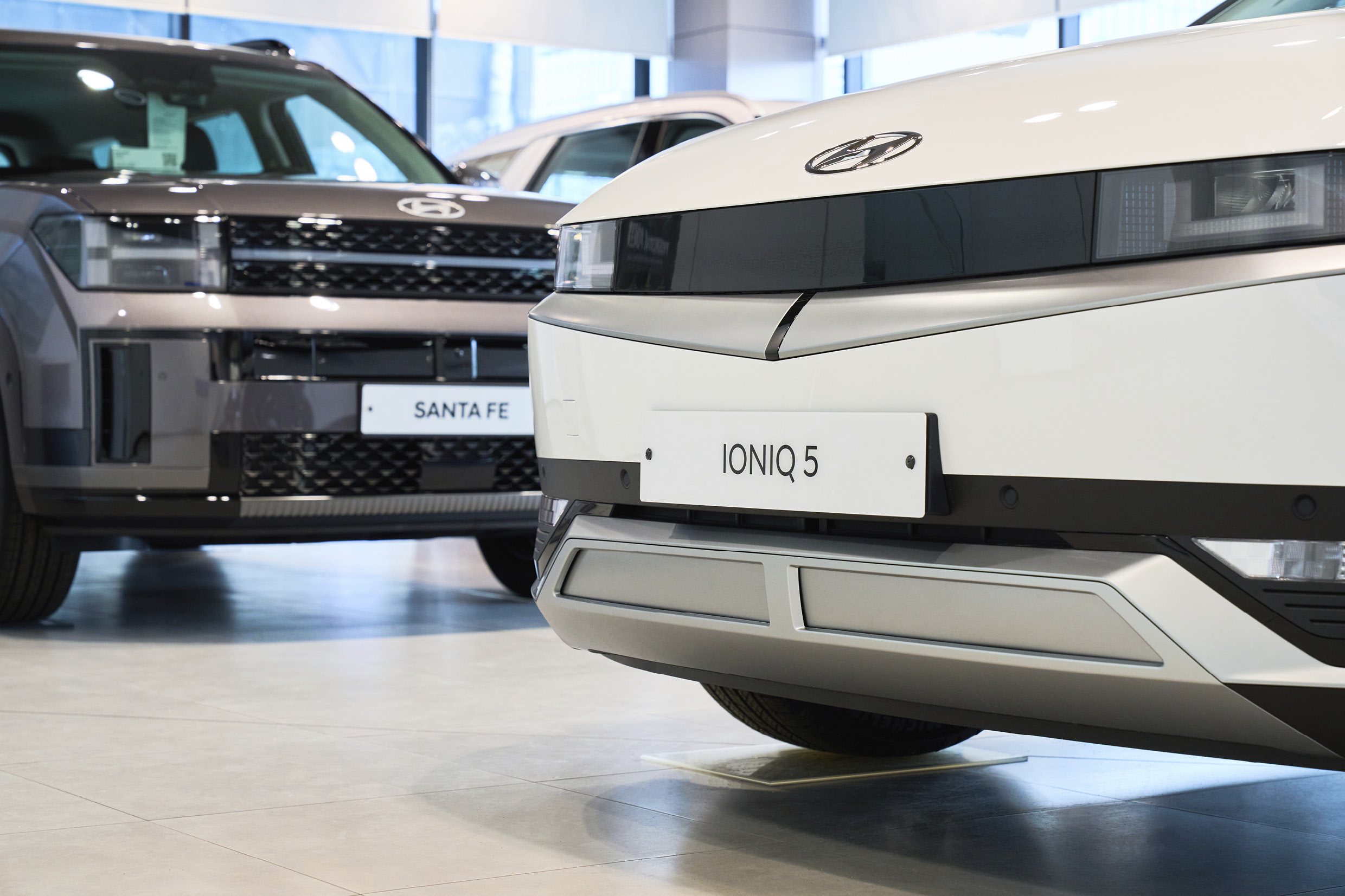 현대차 전주중부지점에 전시되어 있는 아이오닉 5의 앞모습