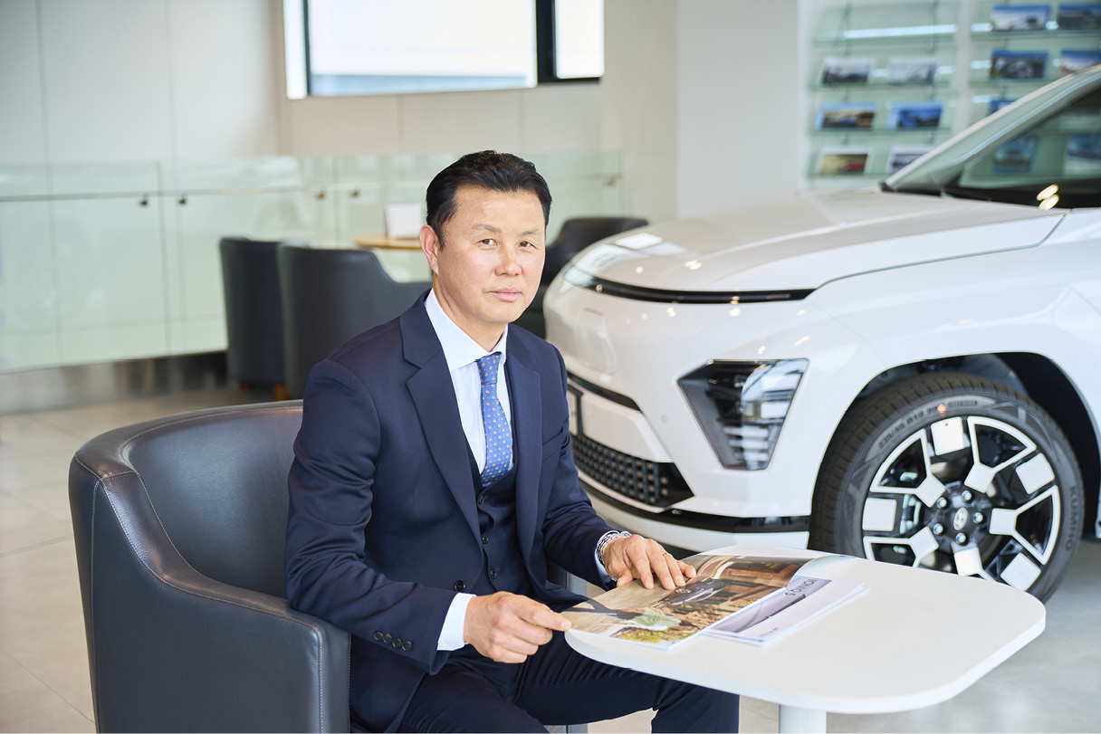 소파에 앉아 카메라를 바라보고 있는 권태일 카마스터