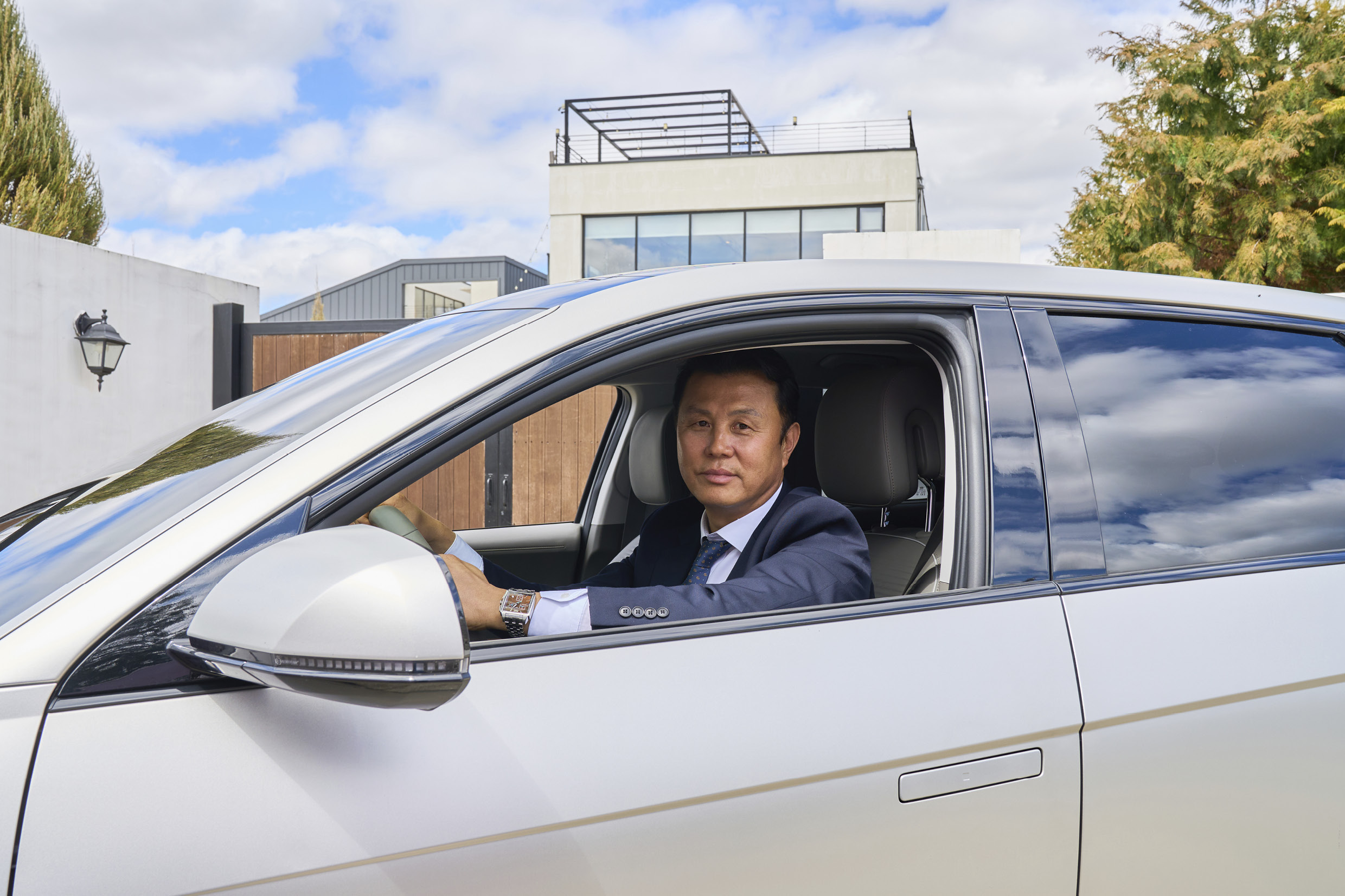 아이오닉 5에 앉아 카메라를 바라보고 있는 권태일 카마스터