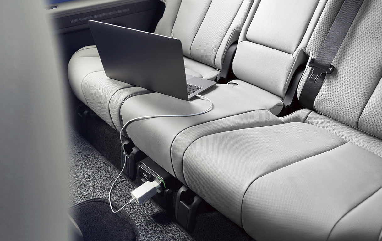 실내 V2L 기능을 이용해 노트북을 충전하고 있는 모습