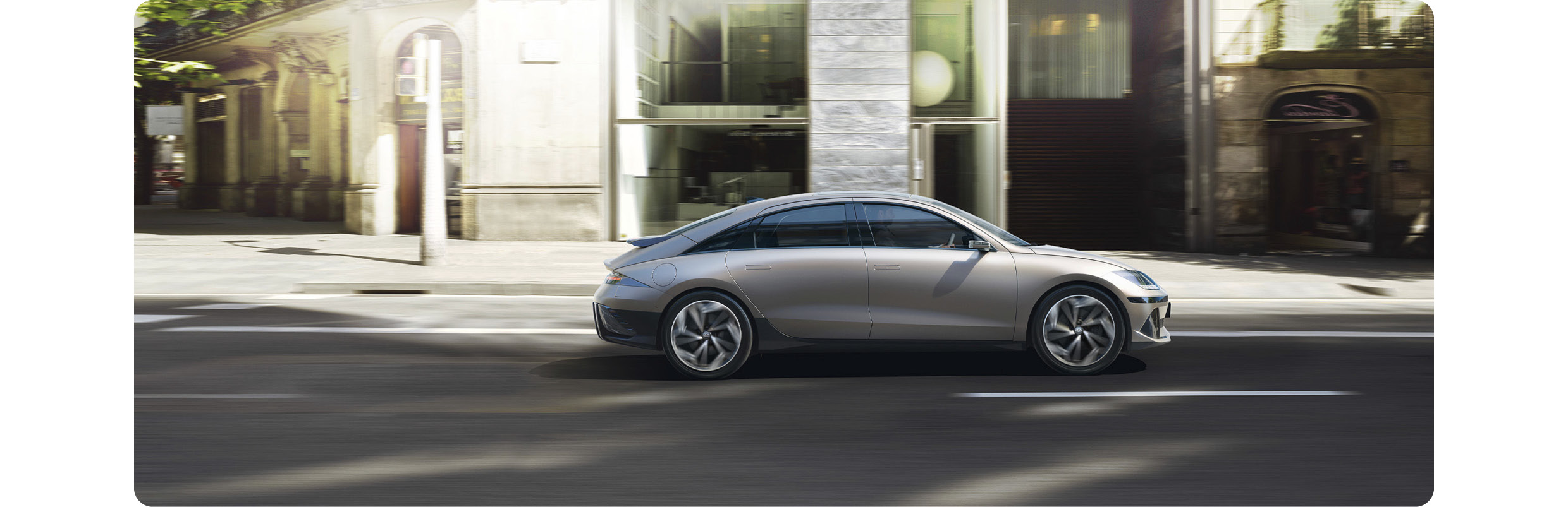 도심을 달리고 있는 아이오닉 6