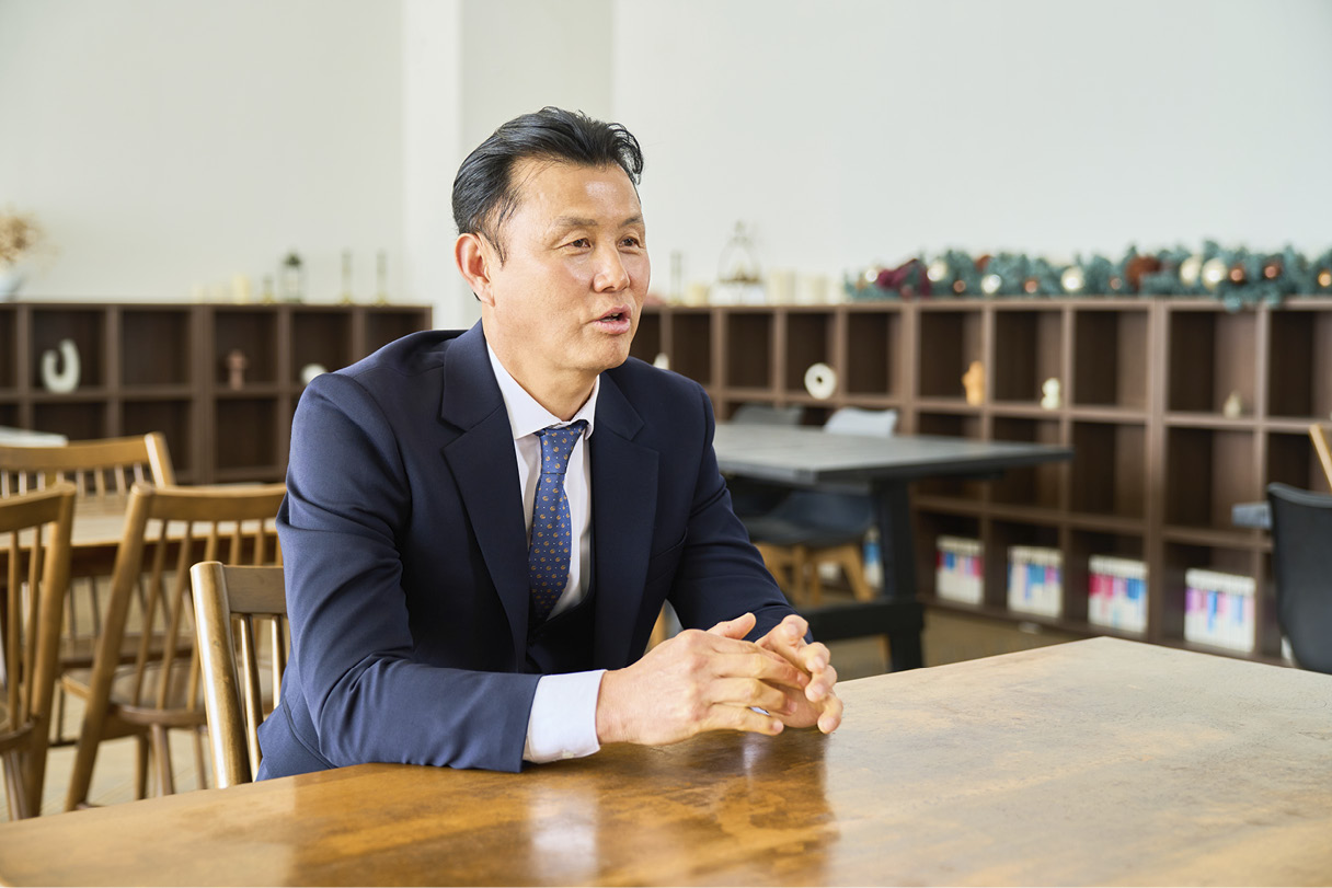 이야기를 전하고 있는 권태일 카마스터