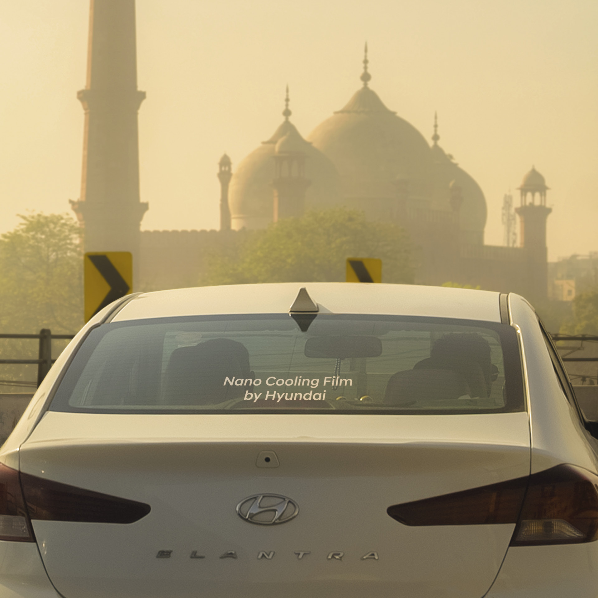 나노 쿨링 필름을 부착한 아반떼의 후면