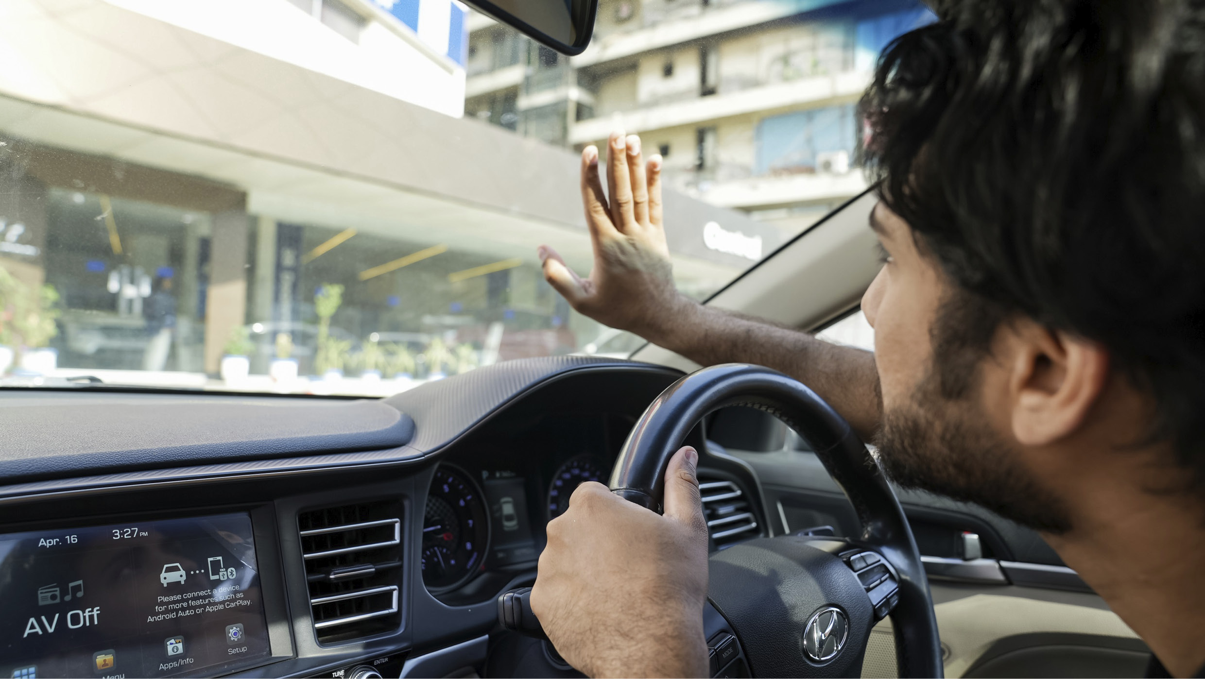 나노 쿨링 필름이 부착된 전면 유리를 만져보고 있는 현지 고객