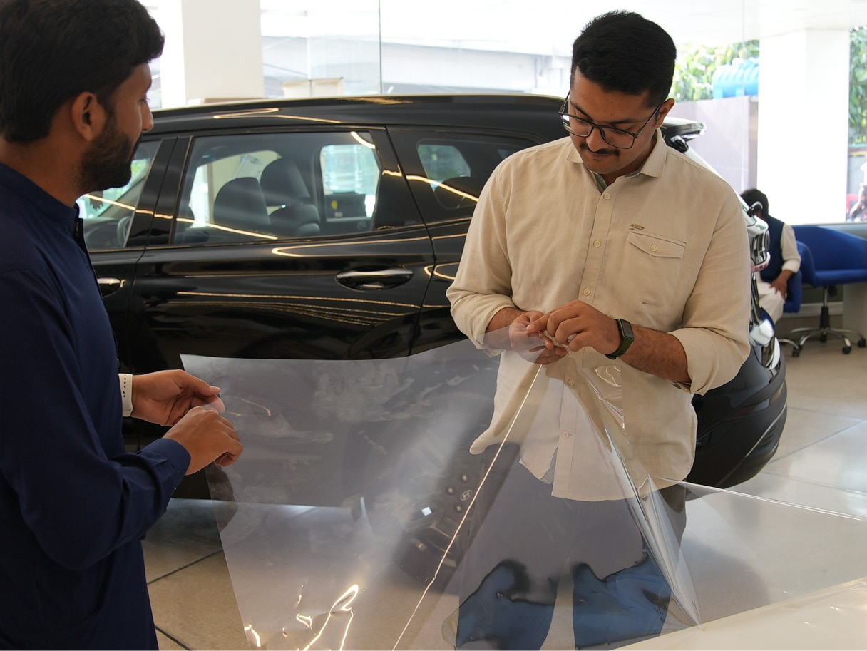 나노 쿨링 필름을 만져보고 있는 현지 고객들