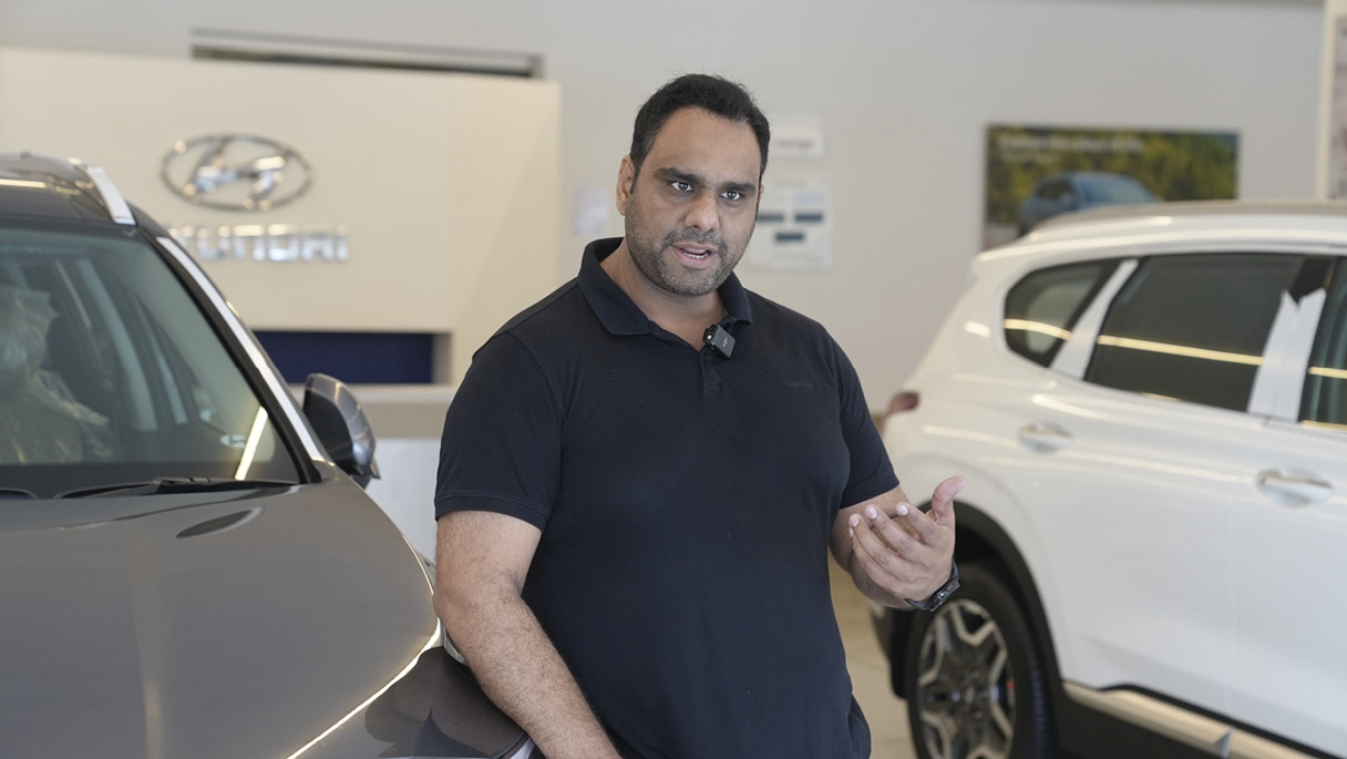 메이드 쿨러 바이 현대 캠페인에 참여한 고객이 소감을 전하고 있는 모습