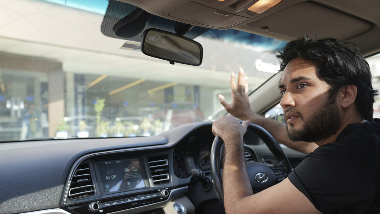 나노 쿨링 필름이 부착된 전면 유리를 만져보고 있는 현지 고객