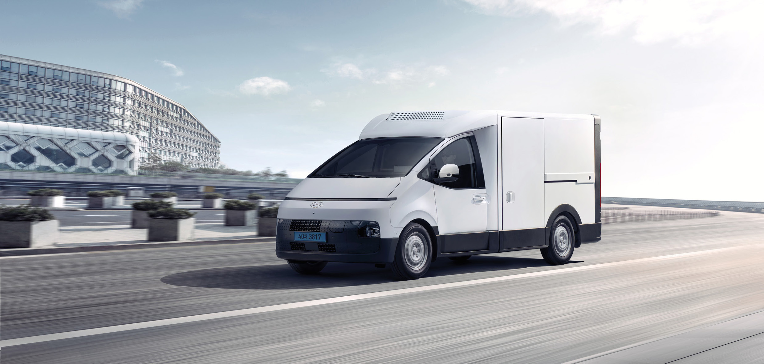 도로를 달리는 ST1 카고