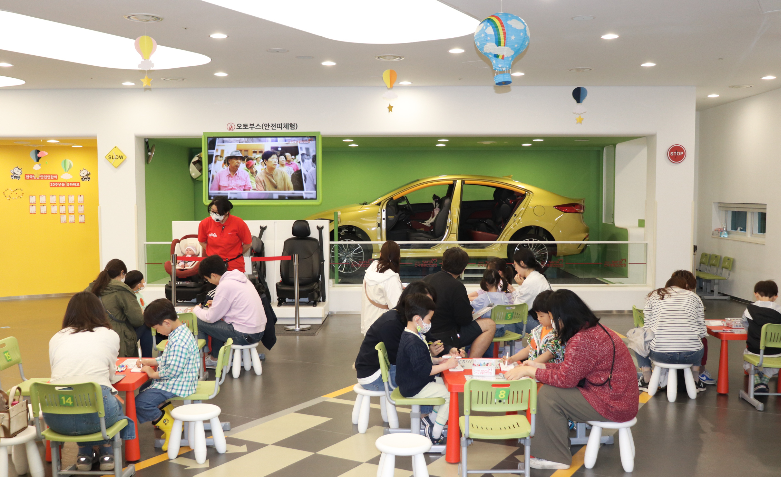 실내에서 부모님과 함께 그림을 그리는 어린이들의 모습