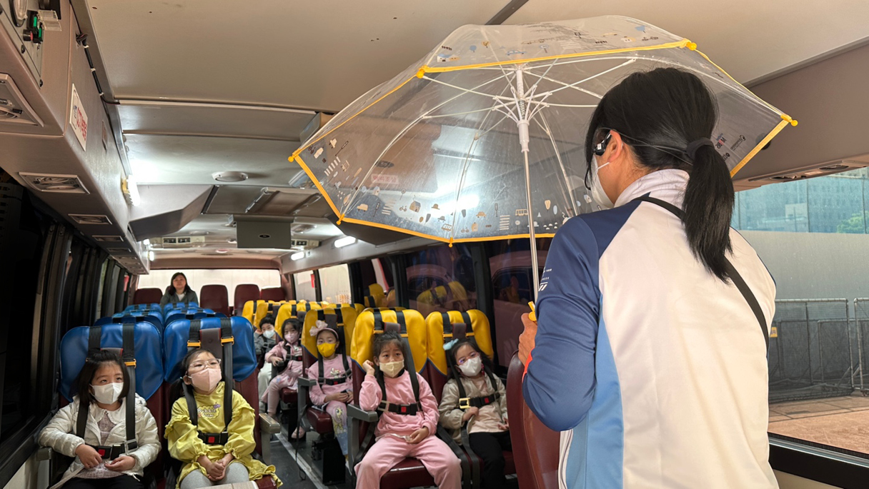 안내원의 설명을 듣고 있는 어린이들