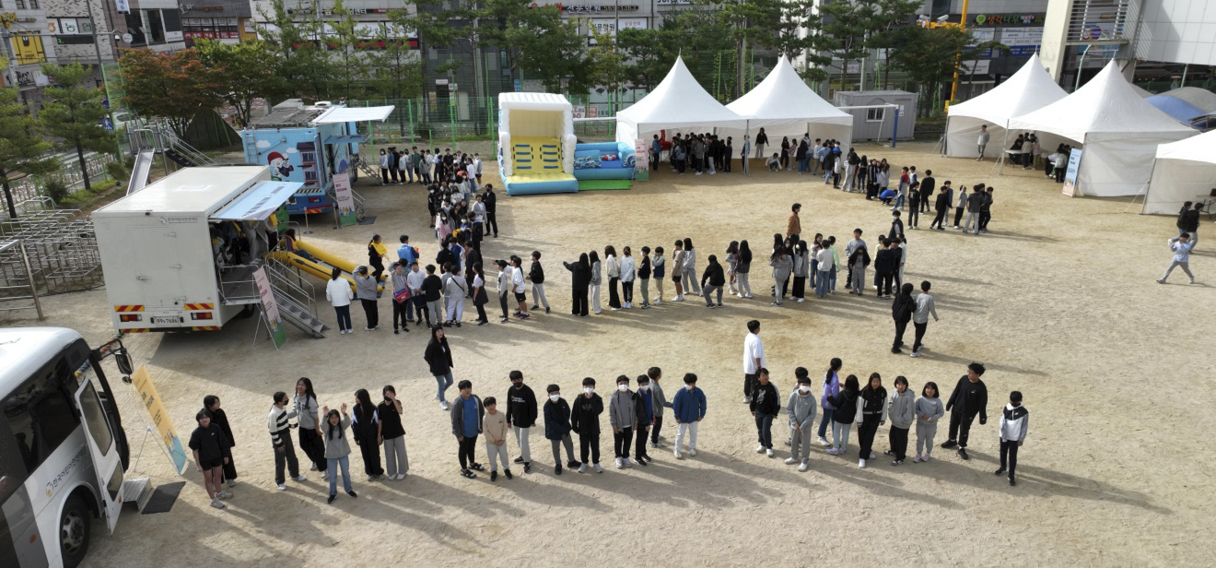 위에서 내려다 본 투명우산 나눔 캠페인의 모습