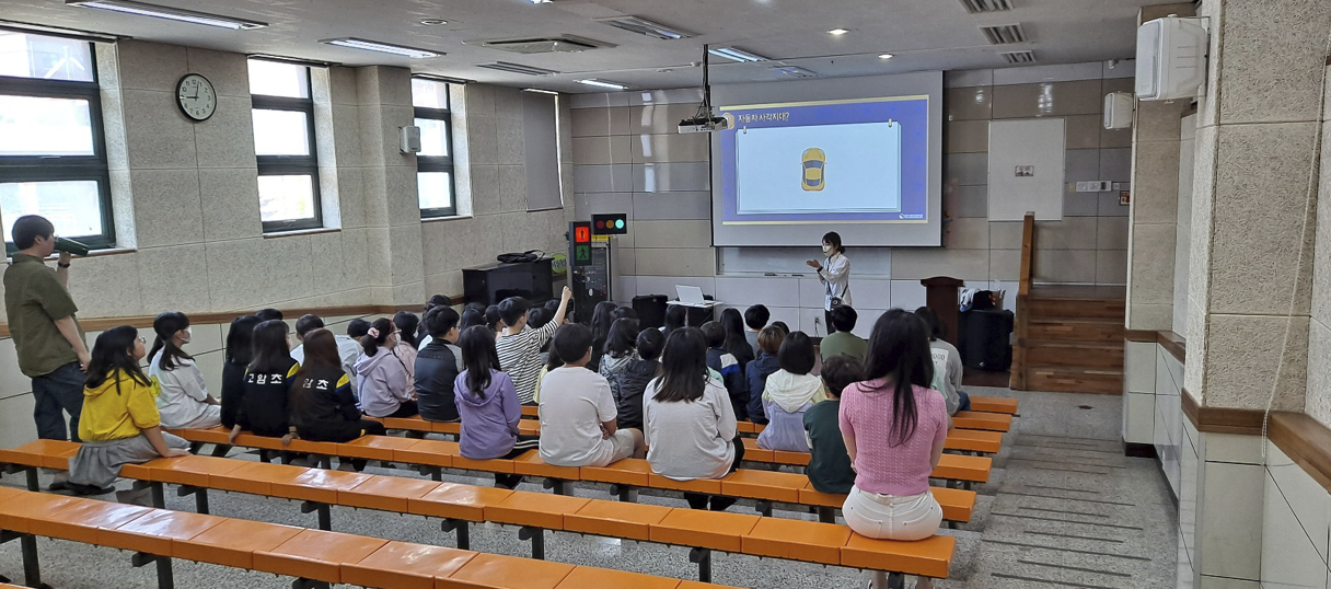 안내원의 설명을 듣고 있는 어린이들