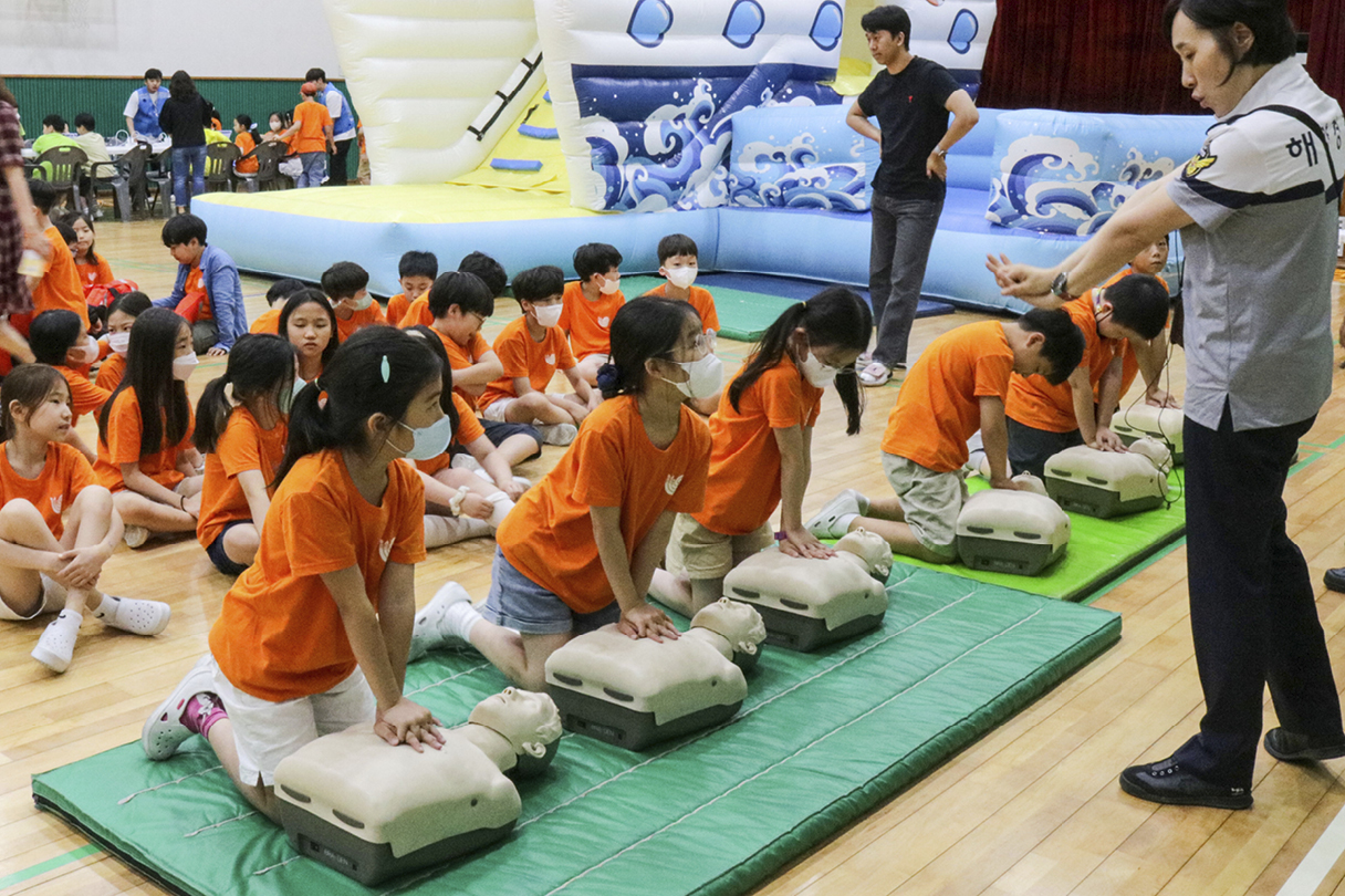 심폐소생술을 연습하는 어린이들
