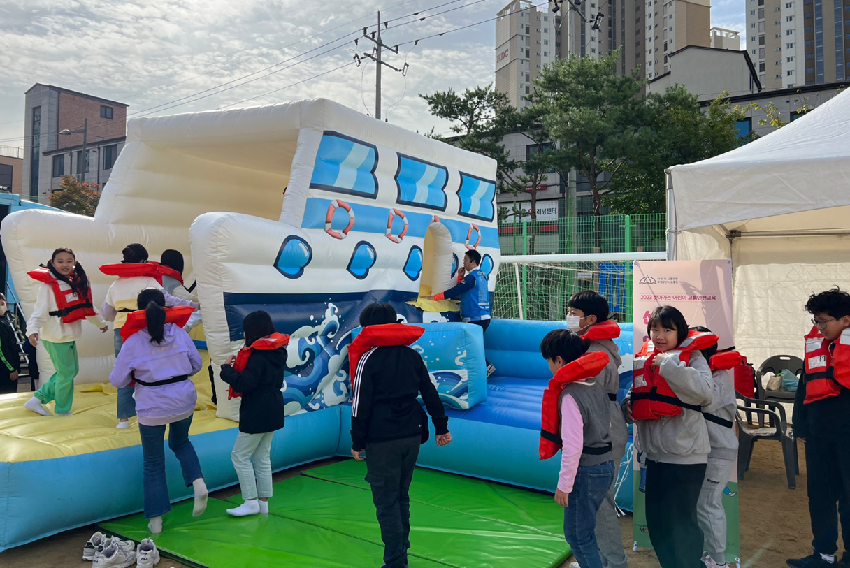 비상상황에서 대처 방법에 대해 교육받는 아이들