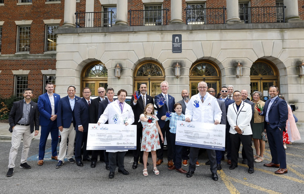 호프 온 휠스 관계자들과 의사 그리고 어린이들