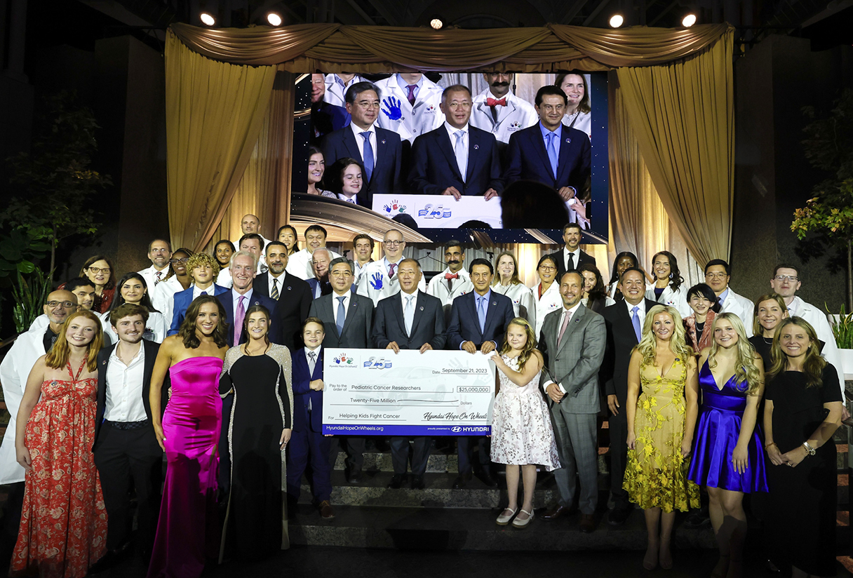 호프 온 휠스 기념회에 모인 여러 관계자들