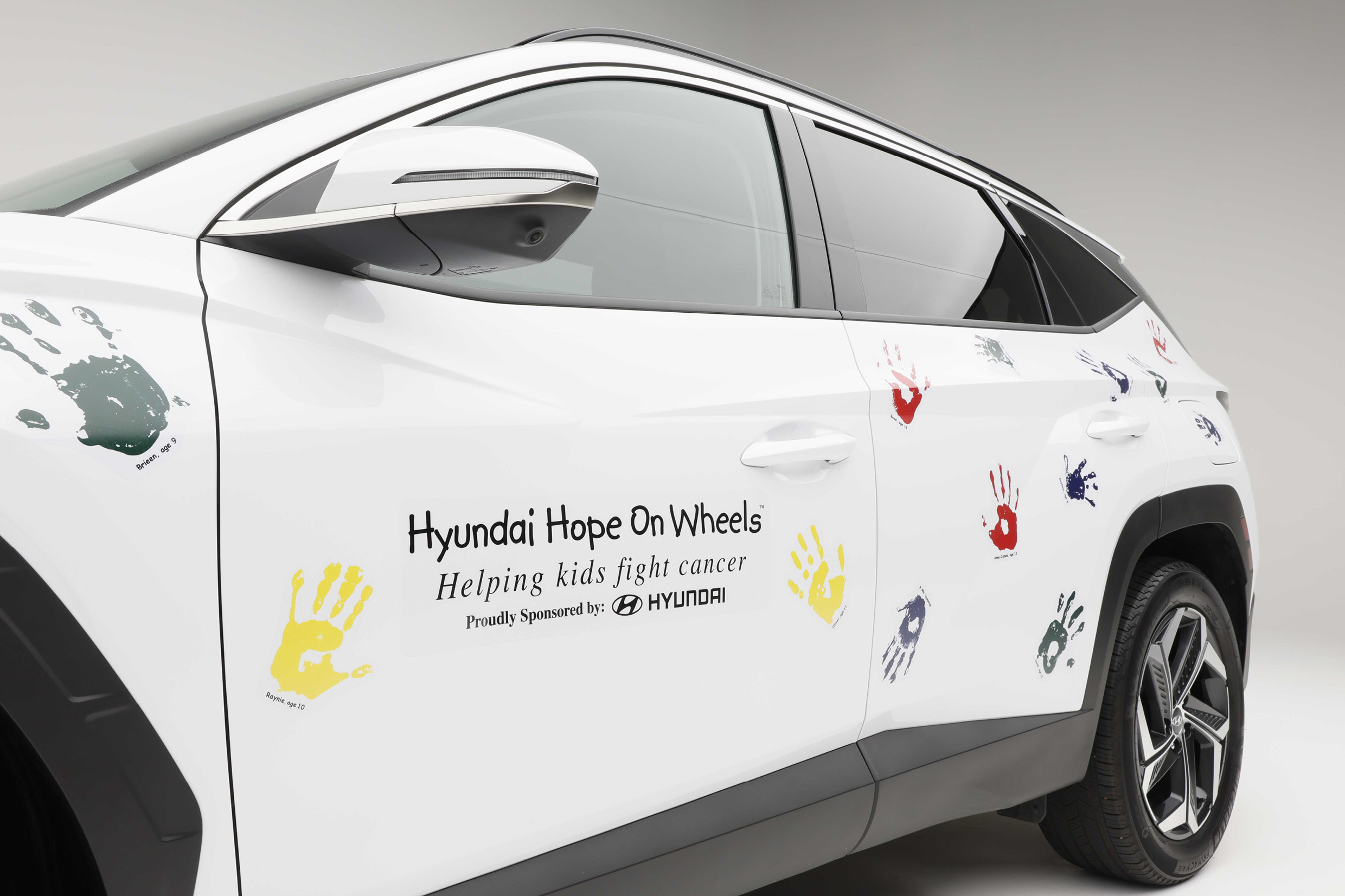 어린이들의 손도장이 찍힌 차량