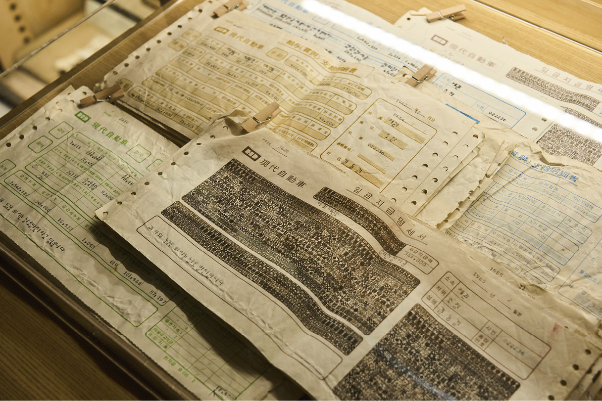 the appearance of the archives in the exhibition