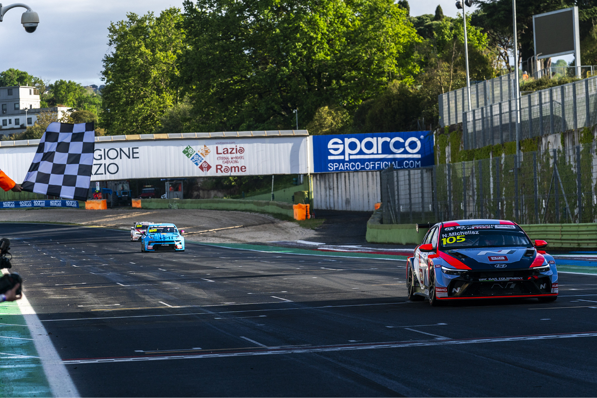 TCR World tour race in progress