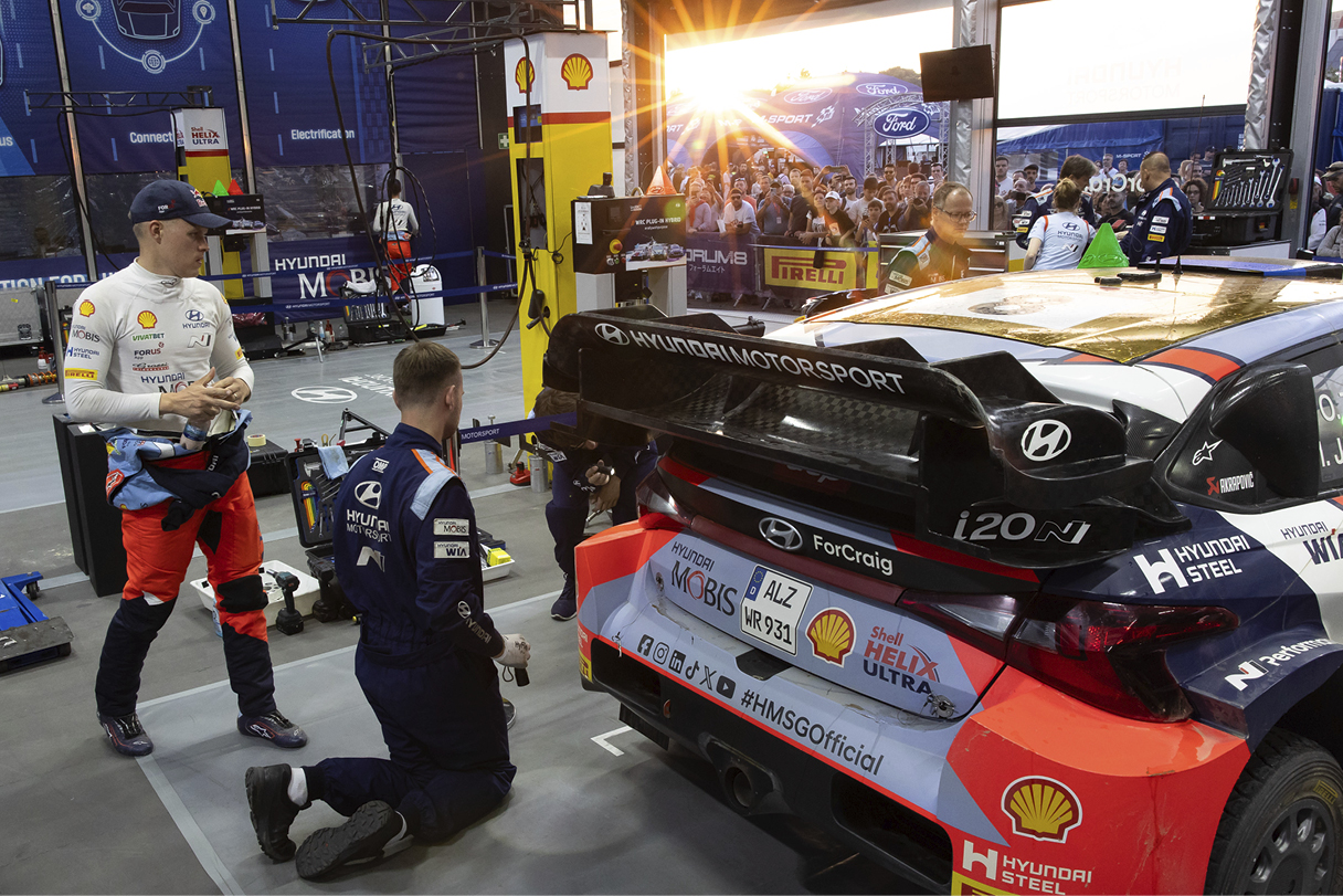 현대 월드랠리팀 드라이버 오트 타낙과 그의 경주차의 모습