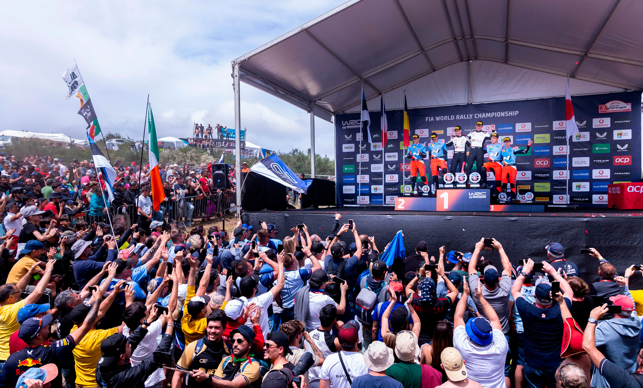 2024 WRC 5라운드 포르투갈 랠리에서 포디엄에 오른 선수들과 그들을 촬영하는 관중의 모습